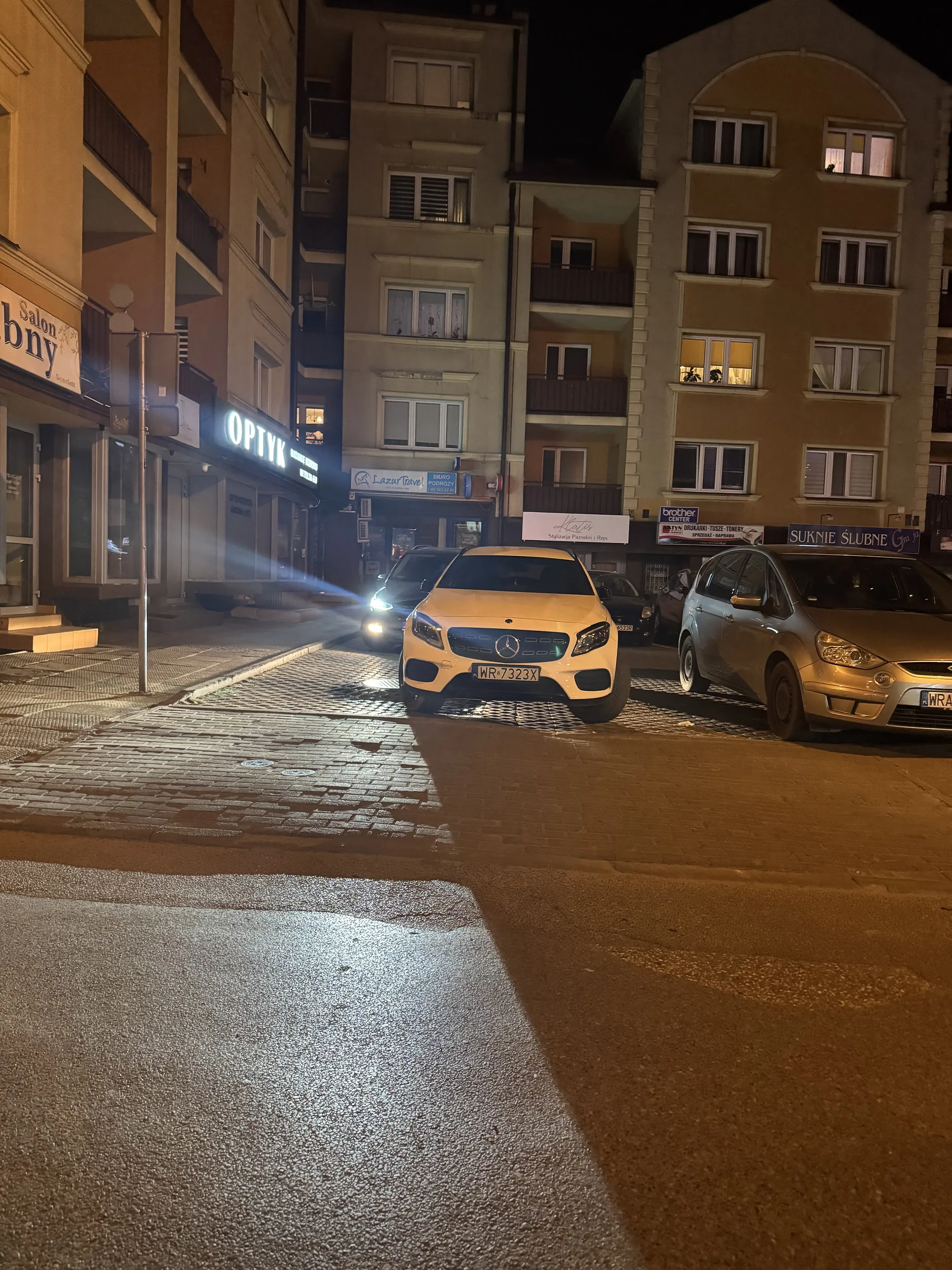 Parkować ten kierowca nie potrafi.