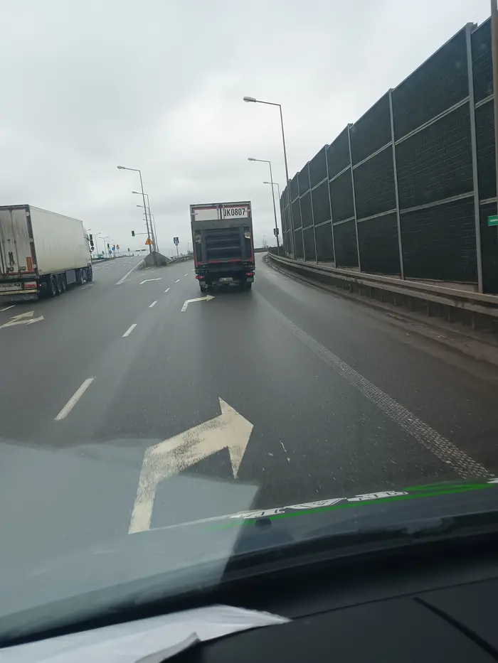 Naucz się chamie kultury na drodze.