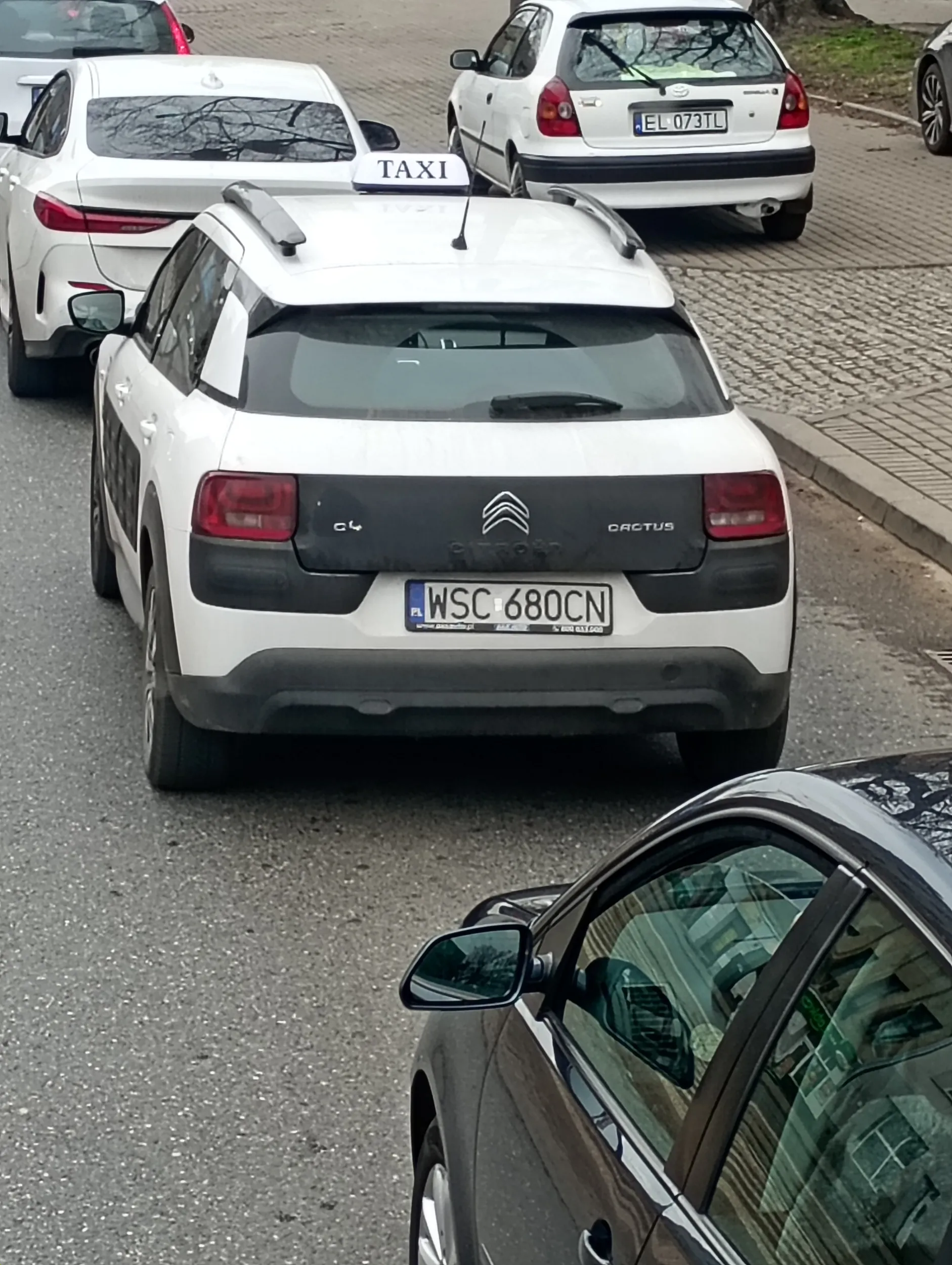 Pseudo taksiarz z Łodzi. Pokazuje przez szybę jakiego ma małego a później ucieka. Uważać