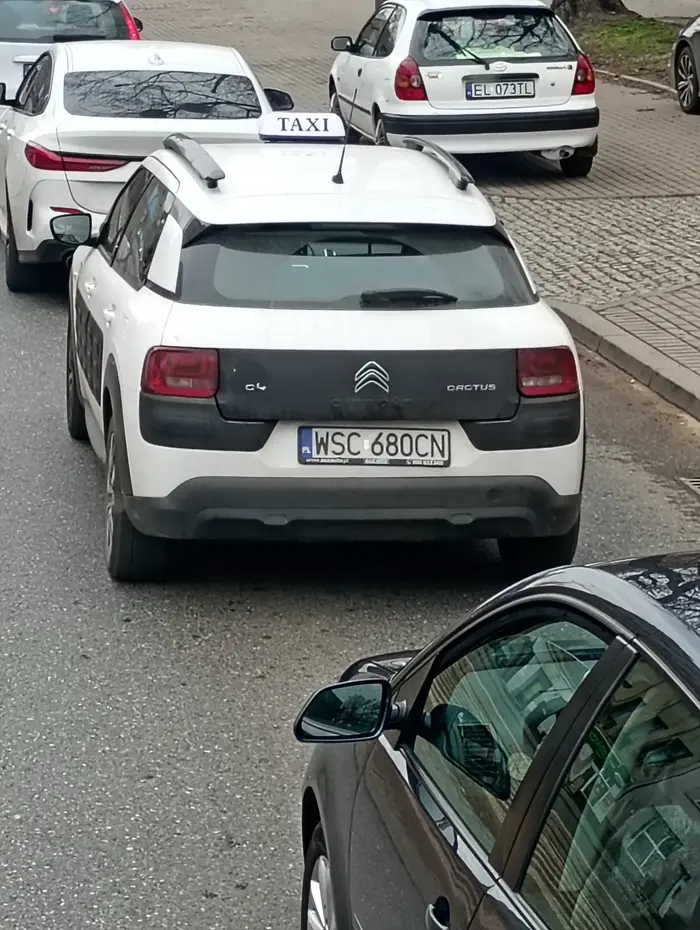 Pseudo taksiarz z Łodzi. Pokazuje przez szybę jakiego ma małego a później ucieka. Uważać