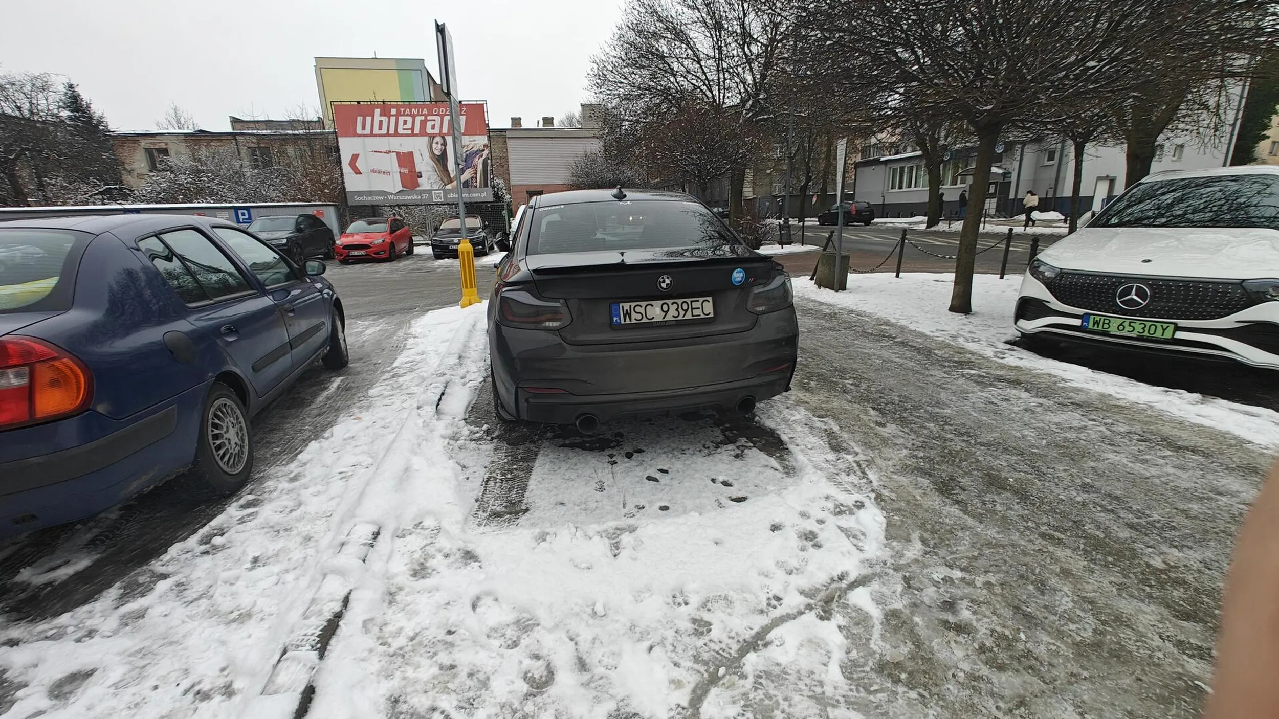 Pana gbura beEmiarza stać na auto nie stać na parking. Tylko typowa tępa parówa mogła tak zaparkować.