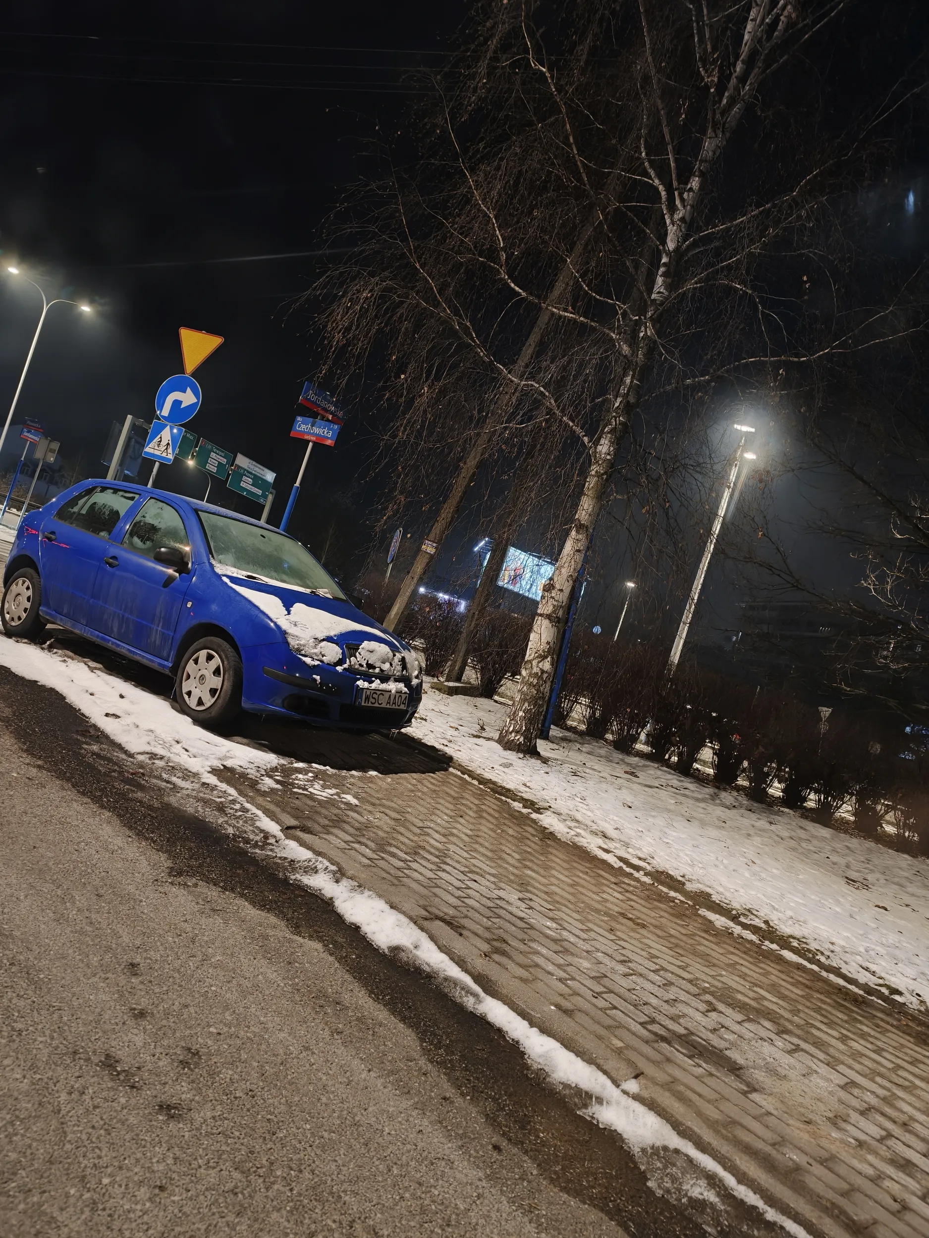 Nie wiem czy ci chłopie to auto ukradli czy się zepsuło ale stoi tak już miesiąc czasu blokując cały chodnik. 50metrow dalej są miejsca parkingowe wolne co ty masz w głowie?