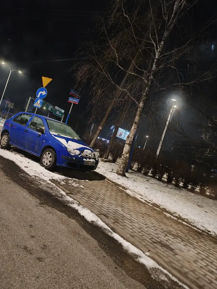 Nie wiem czy ci chłopie to auto ukradli czy się zepsuło ale stoi tak już miesiąc czasu blokując cały chodnik. 50metrow dalej są miejsca parkingowe wolne co ty masz w głowie?