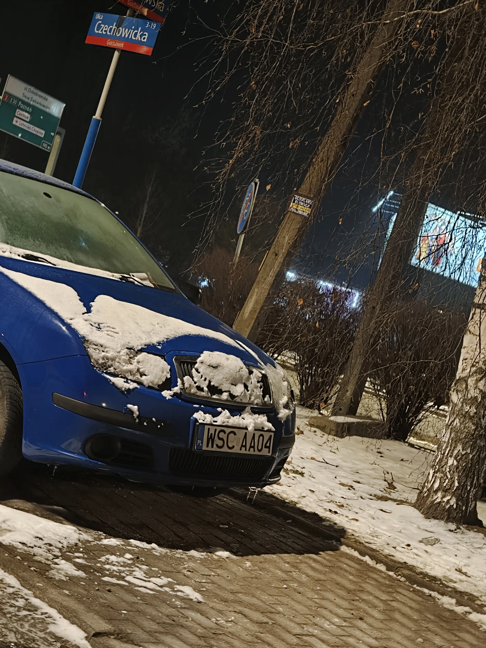 Nie wiem czy ci chłopie to auto ukradli czy się zepsuło ale stoi tak już miesiąc czasu blokując cały chodnik. 50metrow dalej są miejsca parkingowe wolne co ty masz w głowie?