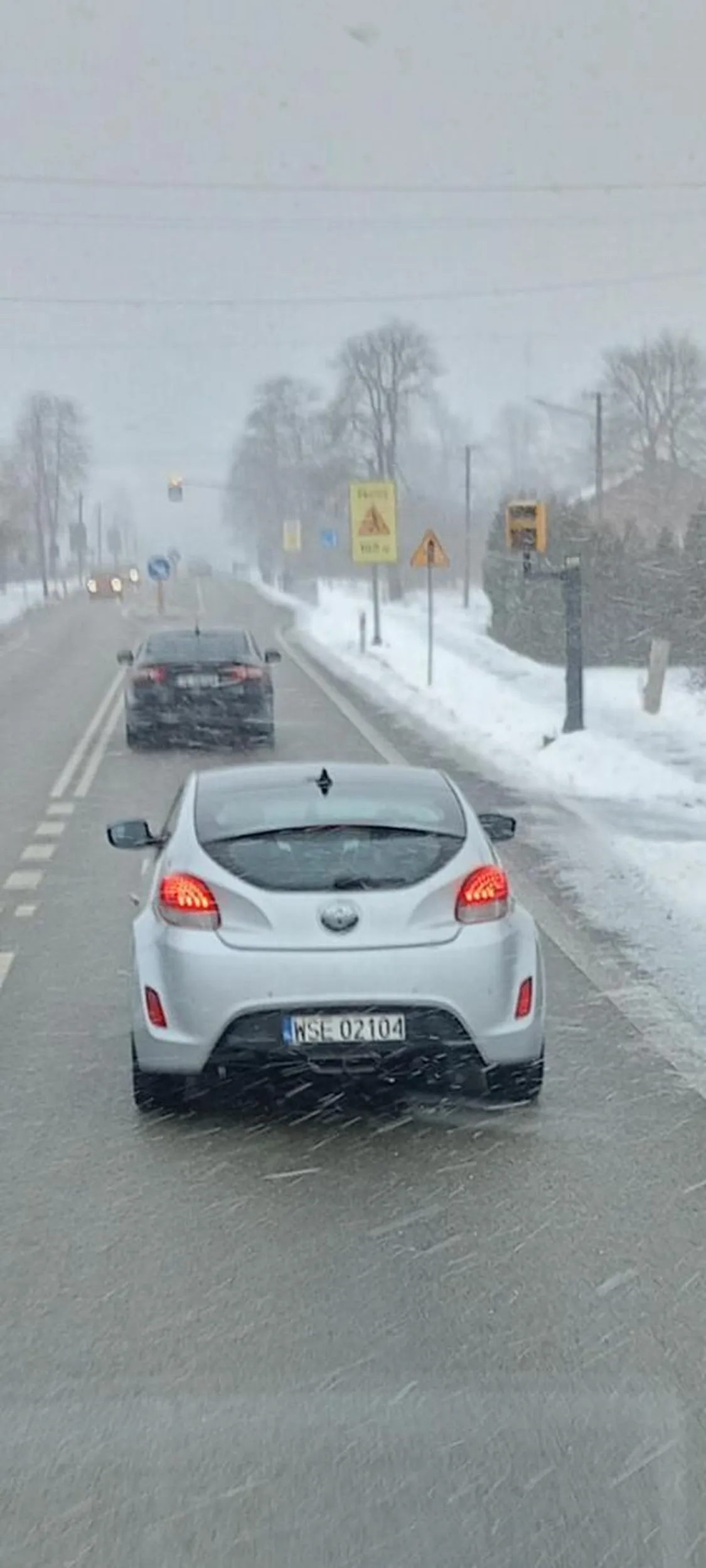 Jedzie jak by dopiero zdał prawko tym wynalazkiem, zresztą po aucie widać co to za kierownicą siedzi ?