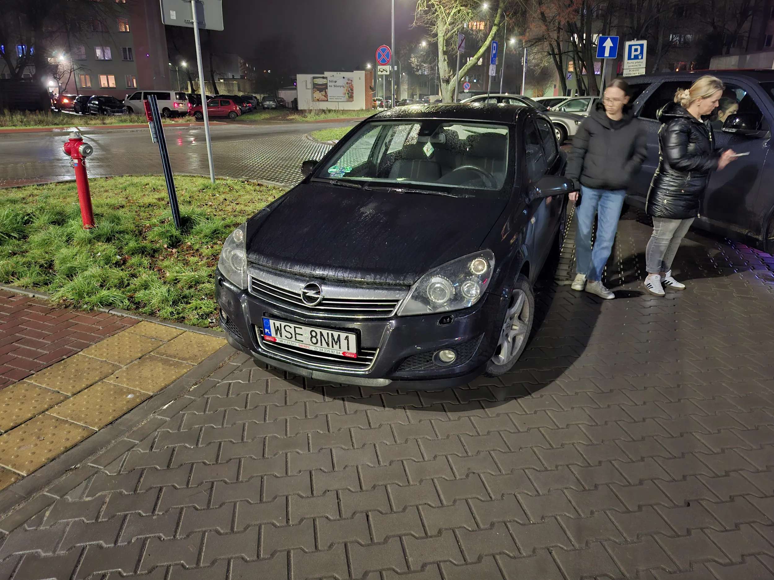 Osoba kierująca, niby ciapa , zgasł silnik stoczyła się na moje auto, zarysowała, w ubezpieczalni wyparła się . Teraz mam za pobłażliwość trochę ganiania .