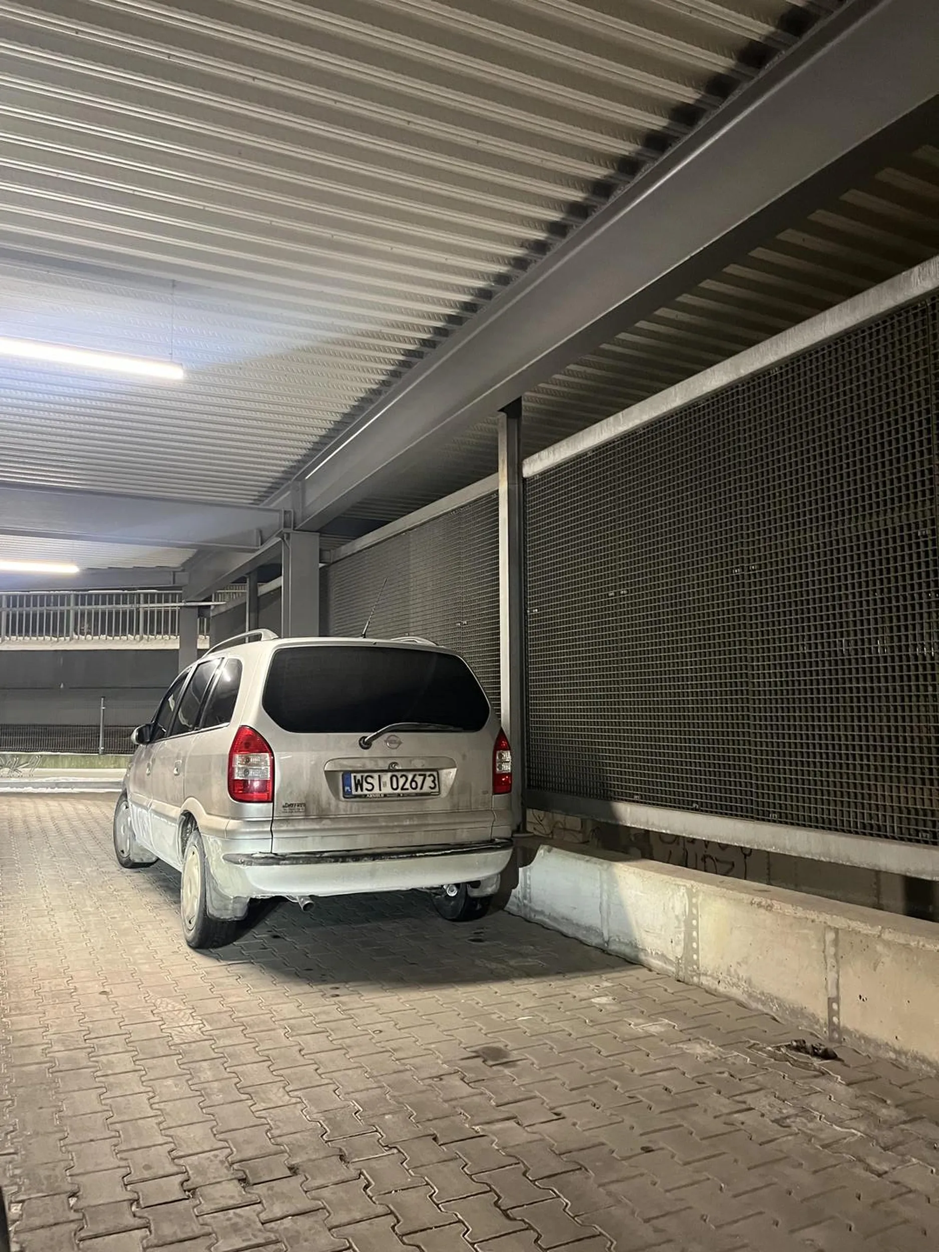 może czas zacząć się parkować na miejscu do tego przeznaczonym a nie na drodze gdzie jest przejazd ?