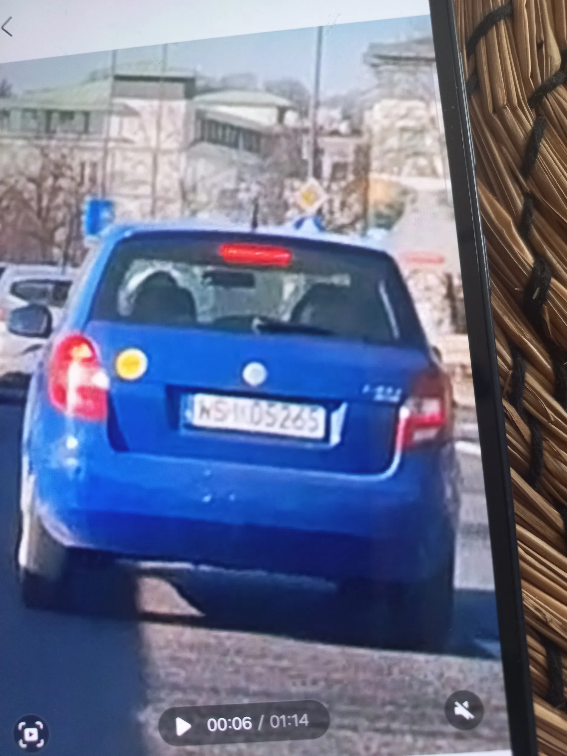 Zajeżdża drogę,  pokazywał obrazliwe gesty, bo kobieta wpuściła autobus z kończącego się pasa. W srodku siedział murzyn z dlugimi włosami