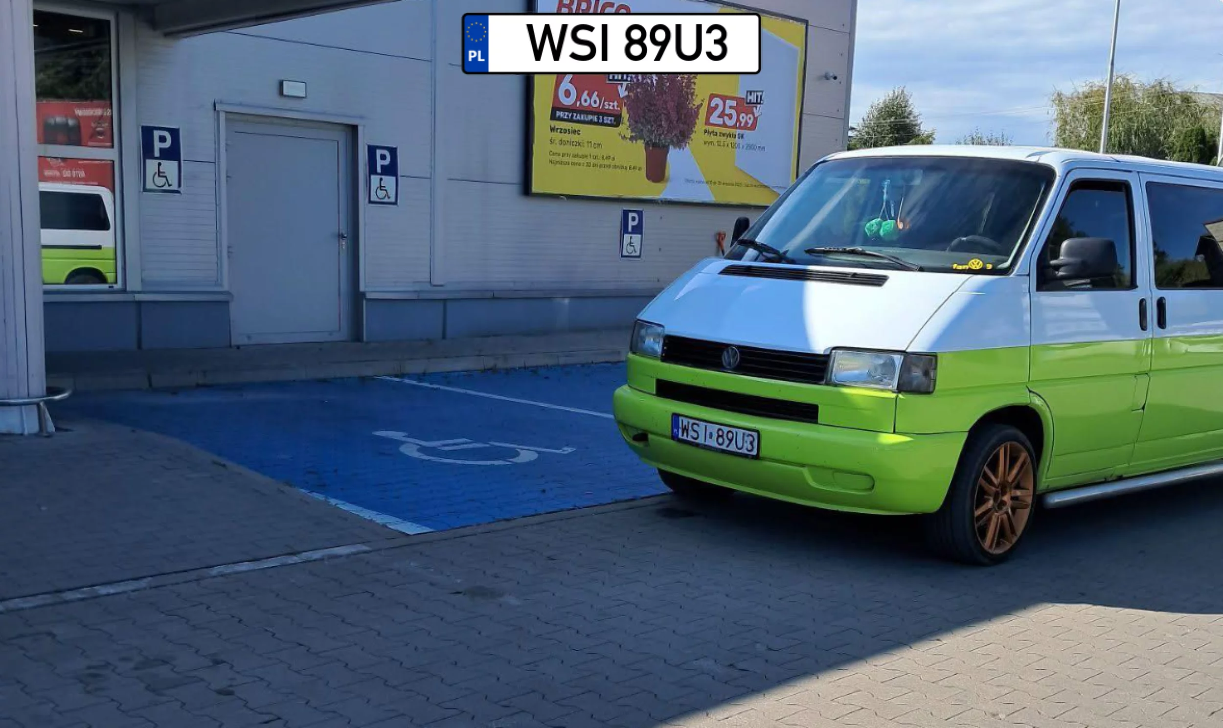 Ten "yntelygent" w Płońsku ... zaparkował "lepiej" ; zastawił wjazd na trzy miejsca parkingowe dla osób niepełnosprawnych 