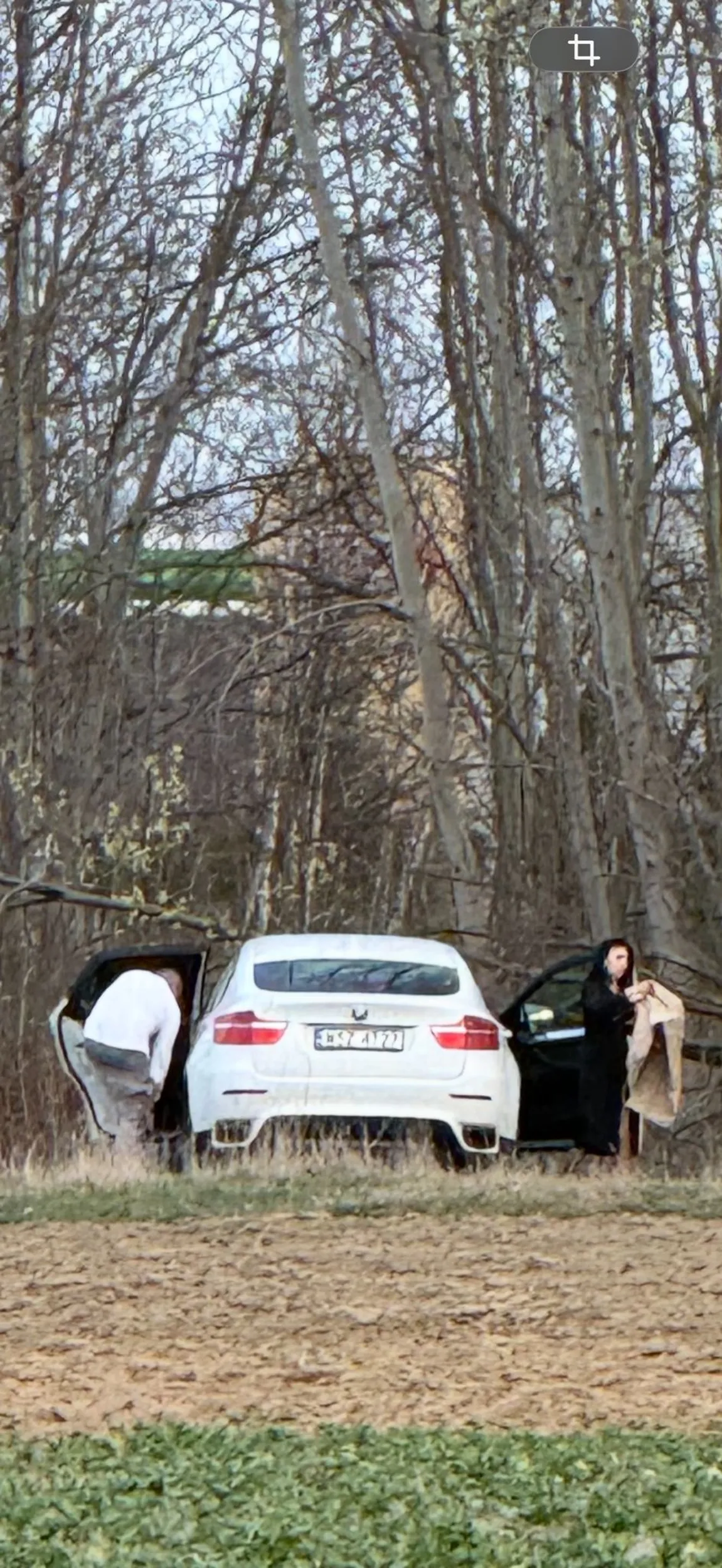 Chłopie jak chcesz sobie pobzykać to weź ją do hotelu a nie po krzakach