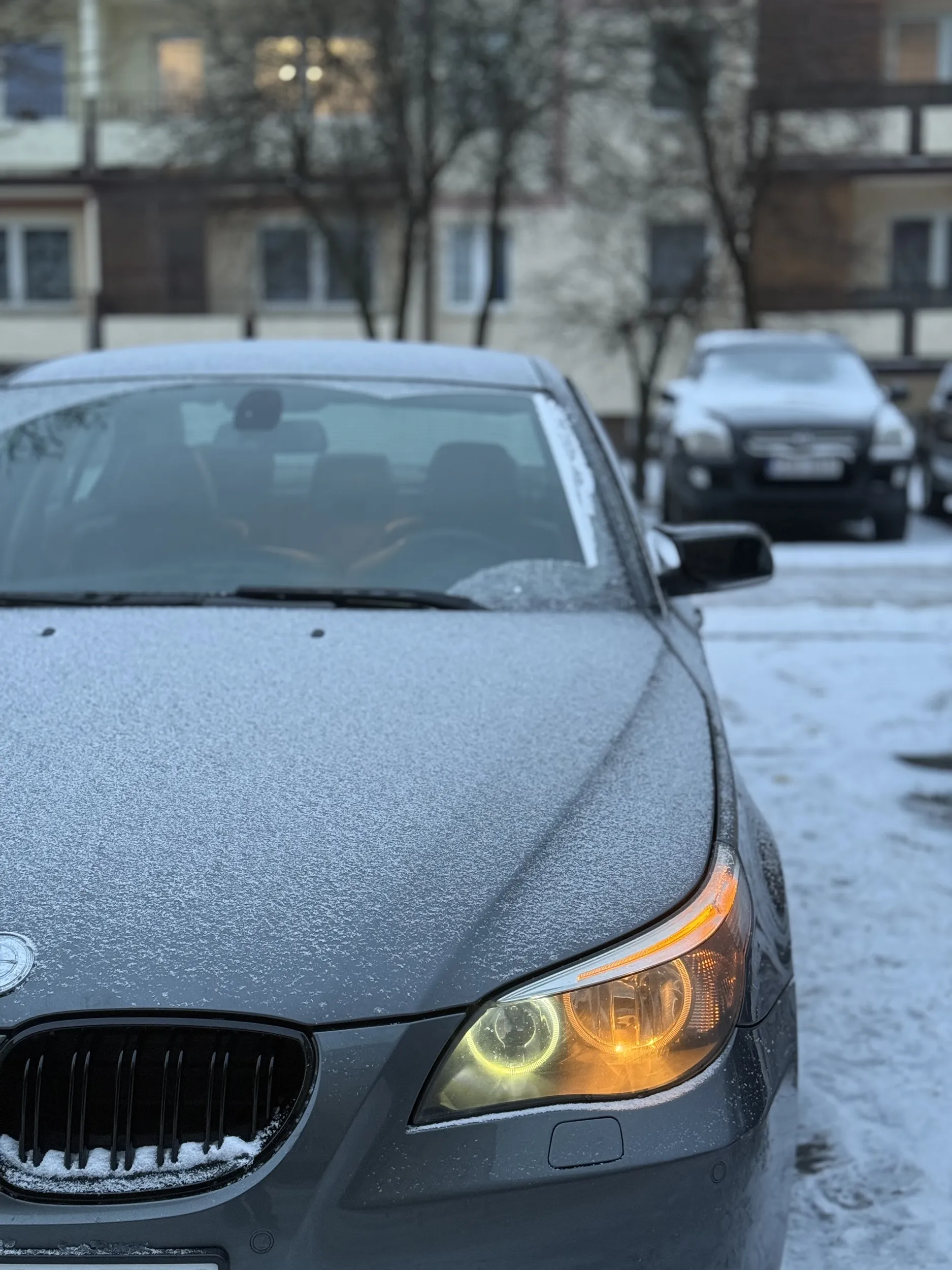 Bardzo dobry kierowca pomug mi wymienic kolo zapasowe