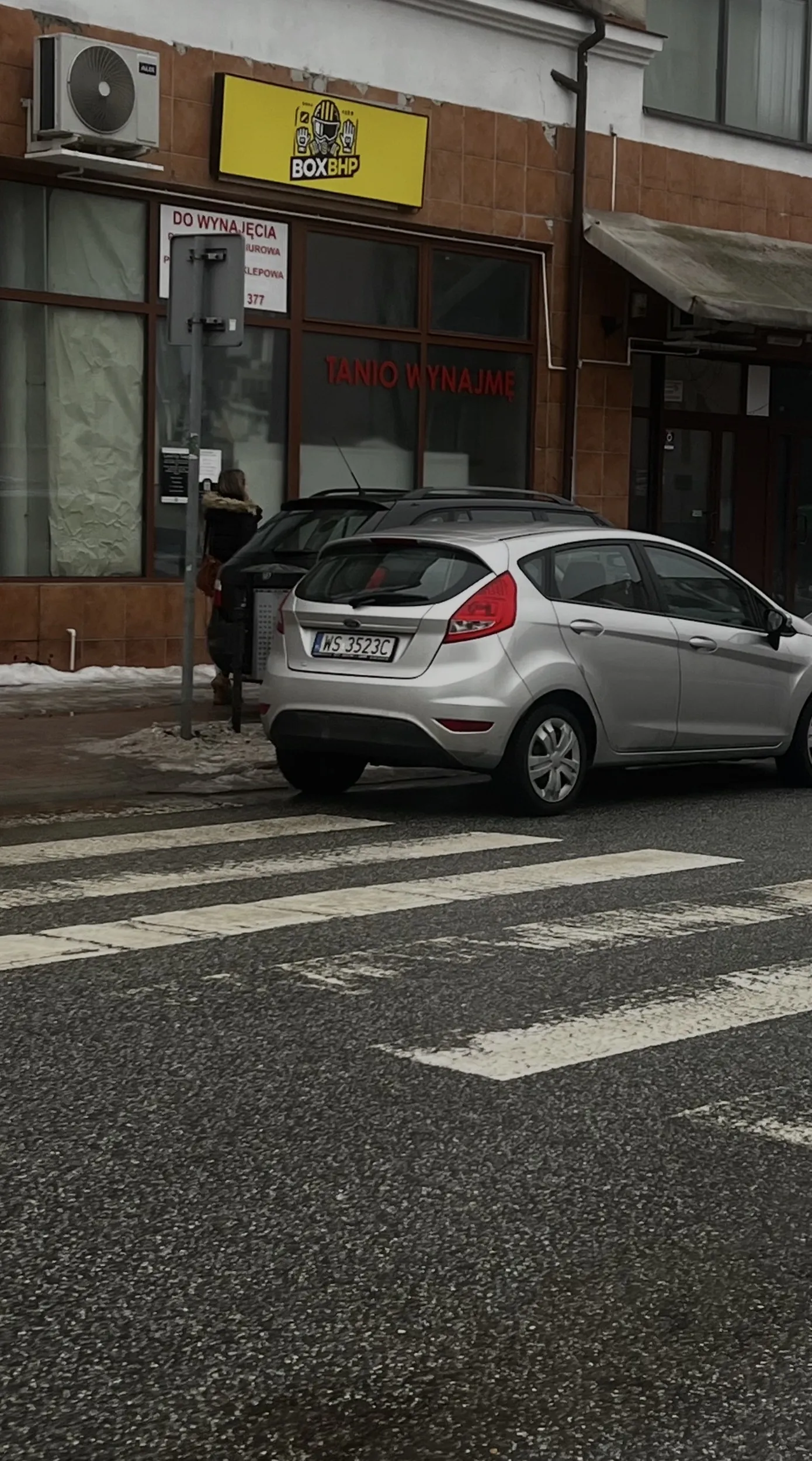 Mistrz parkowania na pasach, ogranicza widoczność.