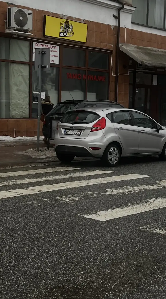 Mistrz parkowania na pasach, ogranicza widoczność.