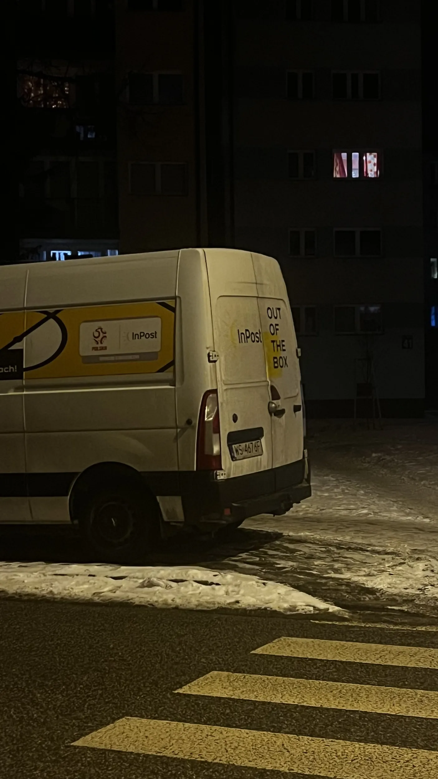 Niezachowana odległość 10m a nawet 2m od pasów , utrudnianie widoczności na przejściu. REJESTRACJA : WS 4676F