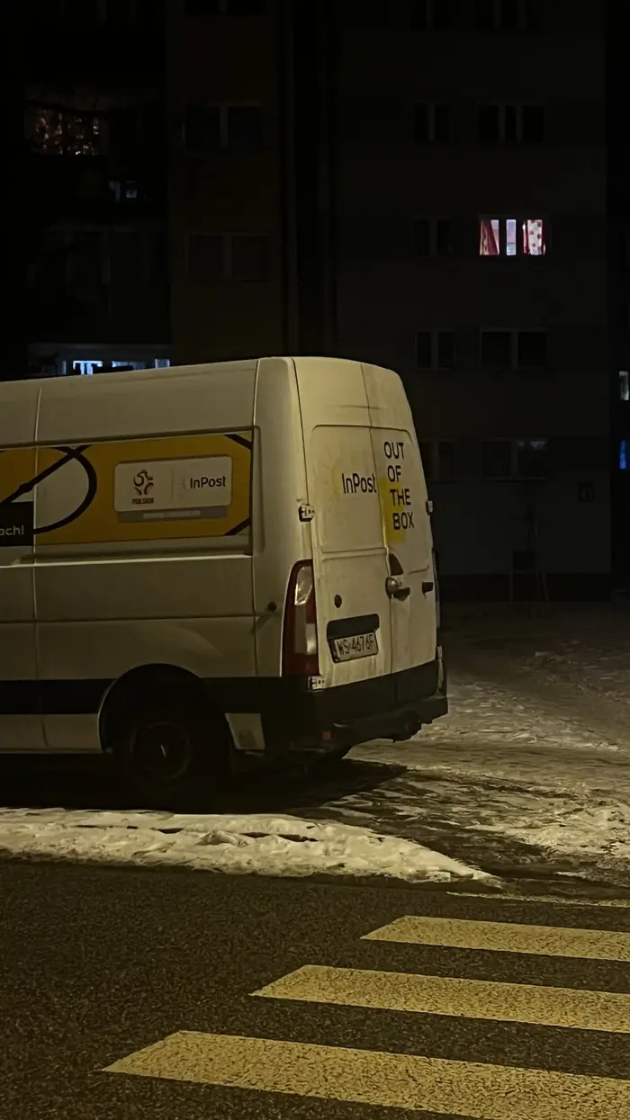 Niezachowana odległość 10m a nawet 2m od pasów , utrudnianie widoczności na przejściu. REJESTRACJA : WS 4676F