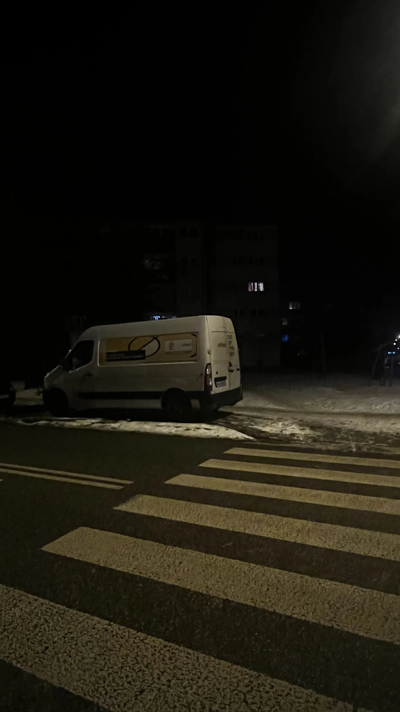 Niezachowana odległość 10m a nawet 2m od pasów , utrudnianie widoczności na przejściu. REJESTRACJA : WS 4676F