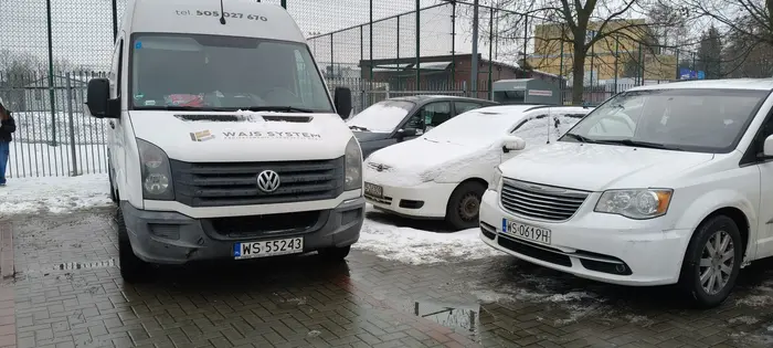 Dziwny zwyczaj panuje,żeby zastawiać prawidłowo zaparkowane pojazdy.