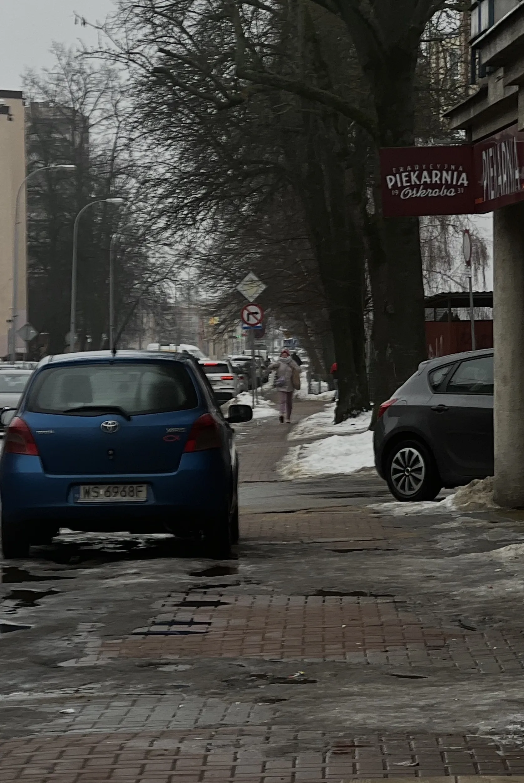 Mistrz parkowania, kierowca przyczynia się do tego że chodnik wygląda jak wygląda co idealnie widać. Ciężko przejsc 20m i zaparkować we właściwym miejscu.