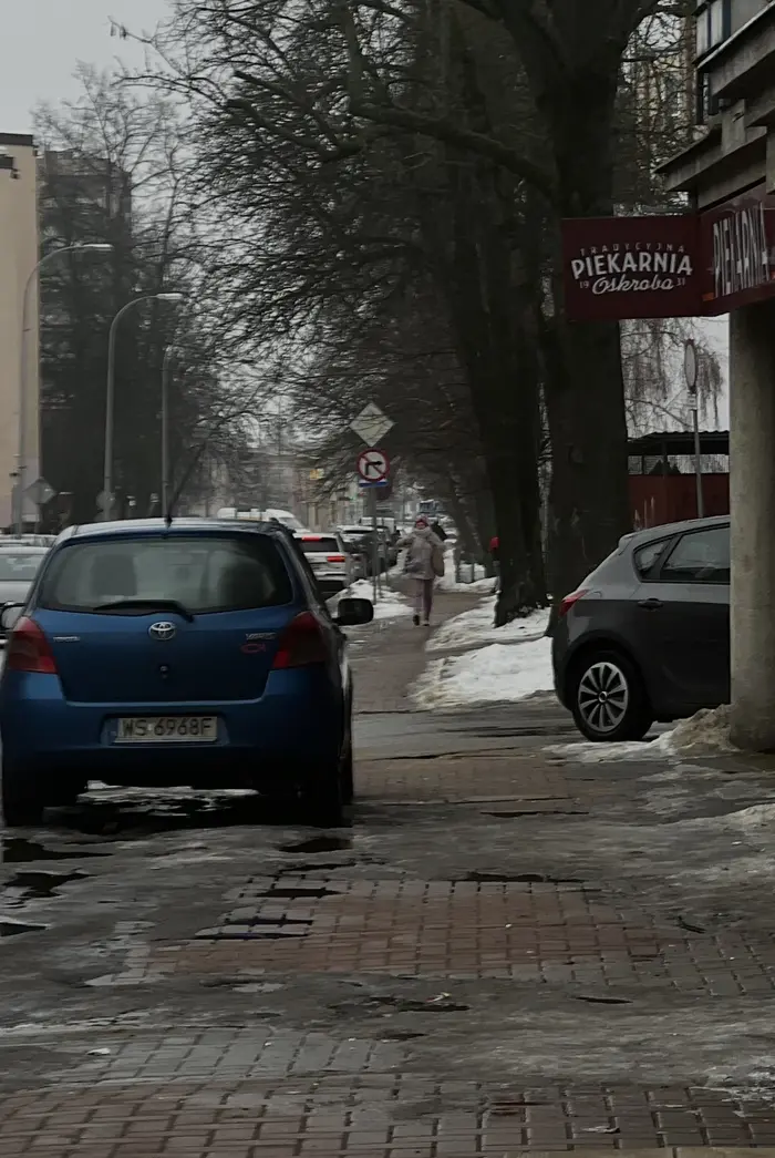 Mistrz parkowania, kierowca przyczynia się do tego że chodnik wygląda jak wygląda co idealnie widać. Ciężko przejsc 20m i zaparkować we właściwym miejscu.