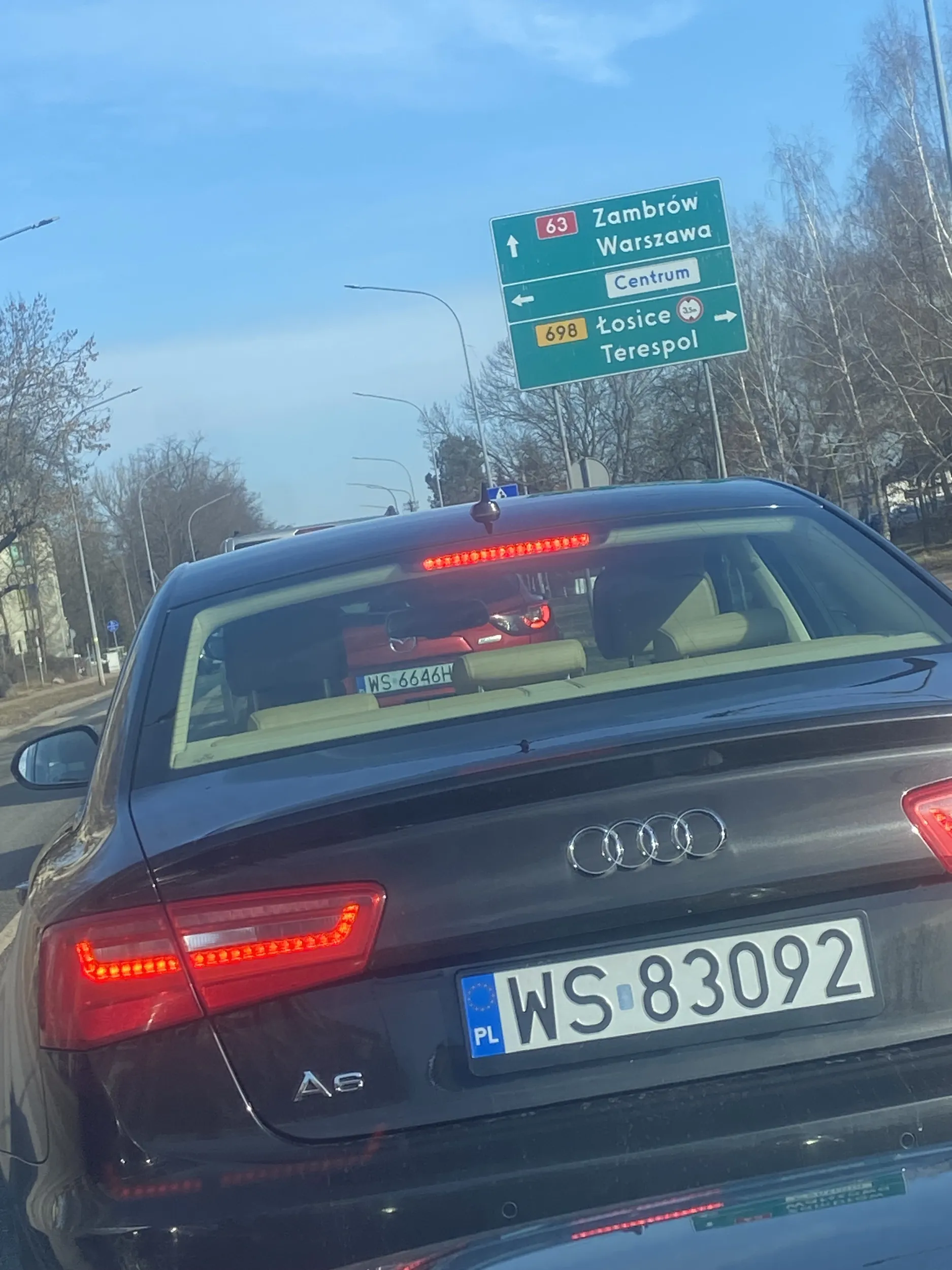 Wieśniara jeździ środkiem parkingu prosto na samochód jadący z przeciwnej strony po użyciu klaksonu miała czelność prezentować swój krzywy palec? Nie pozdrawiam