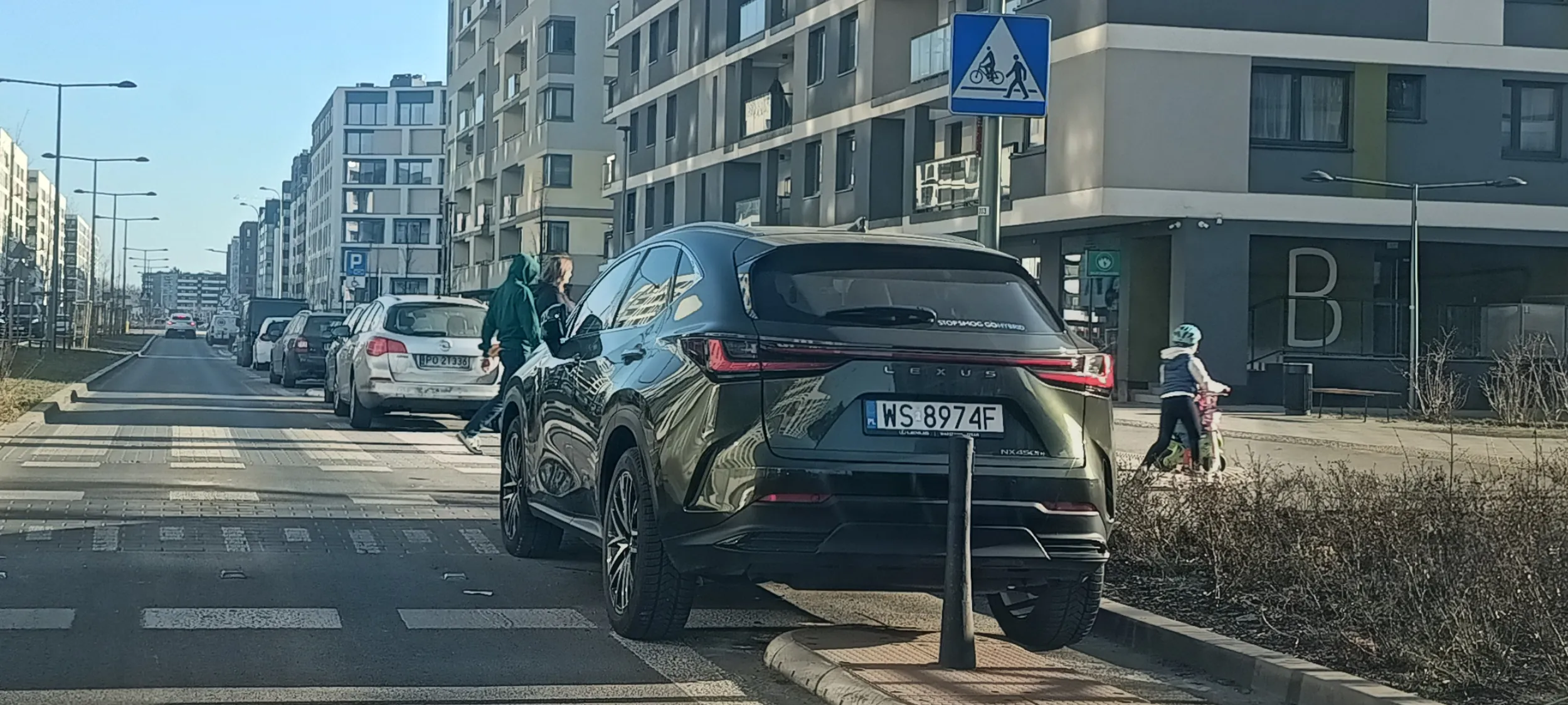 Ch*joza parkuje na przejściu dla pieszych