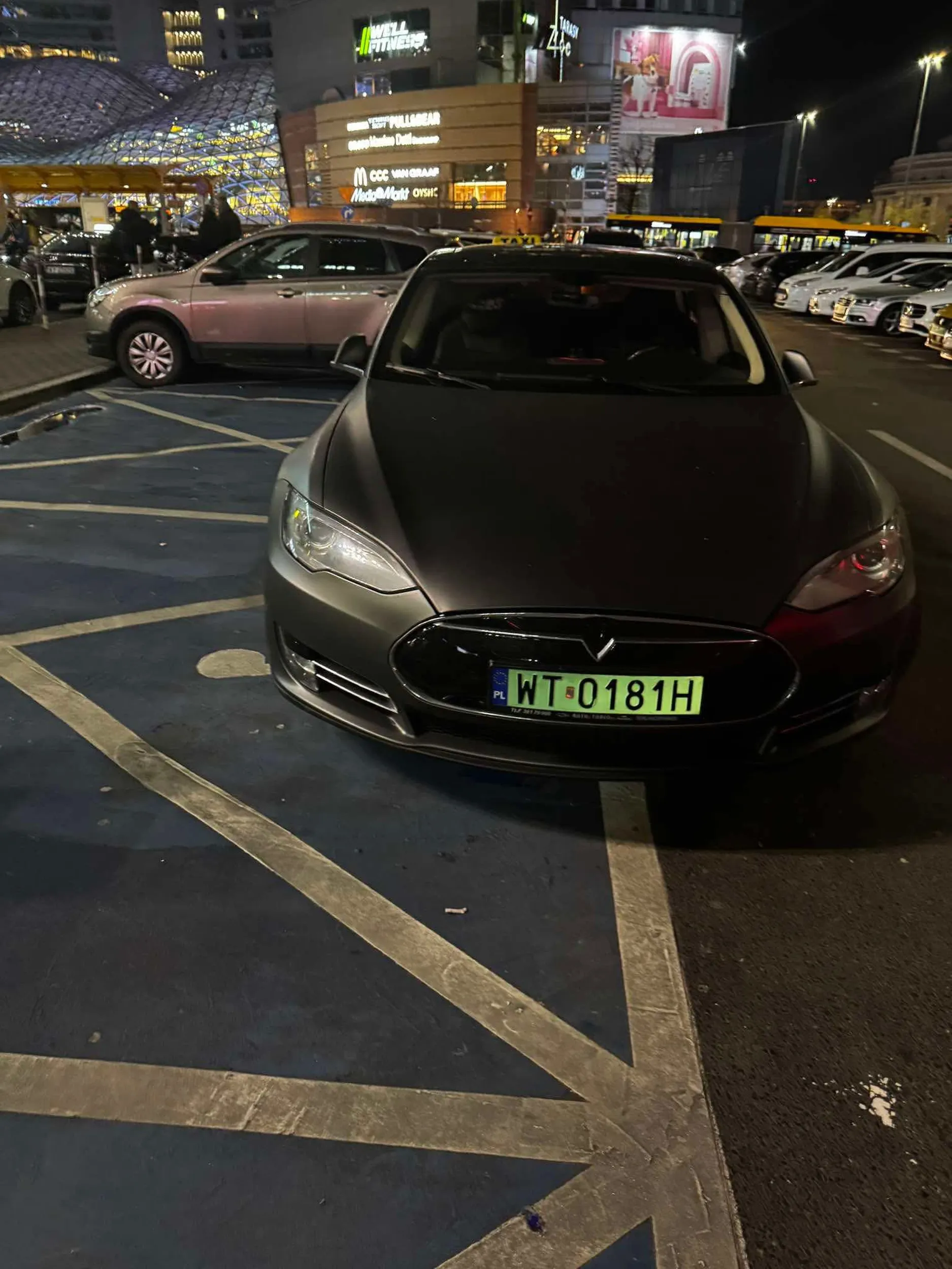 żeby tak zaparkować, to na prawdę trzeba mieć IQ na poziomie psa