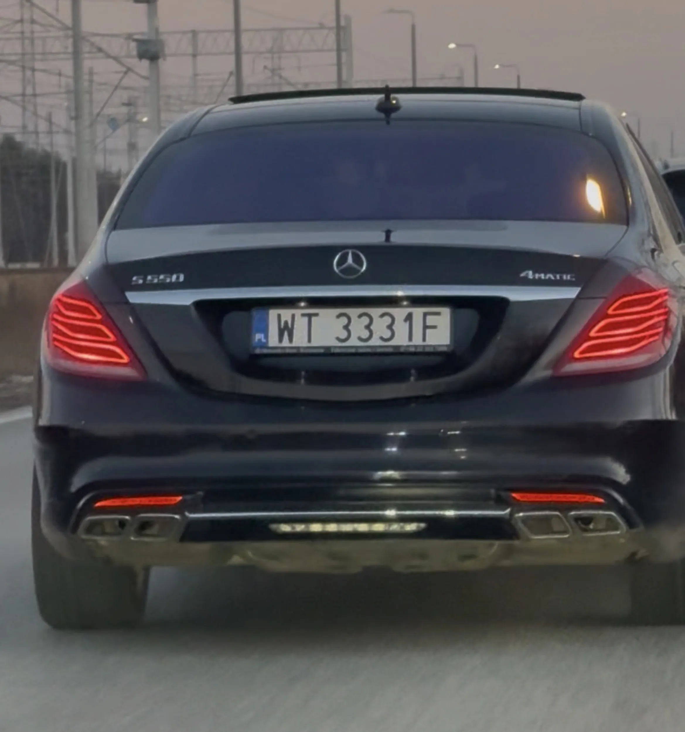 Prowadził lewą ręką a prawą robił koledze dobrze