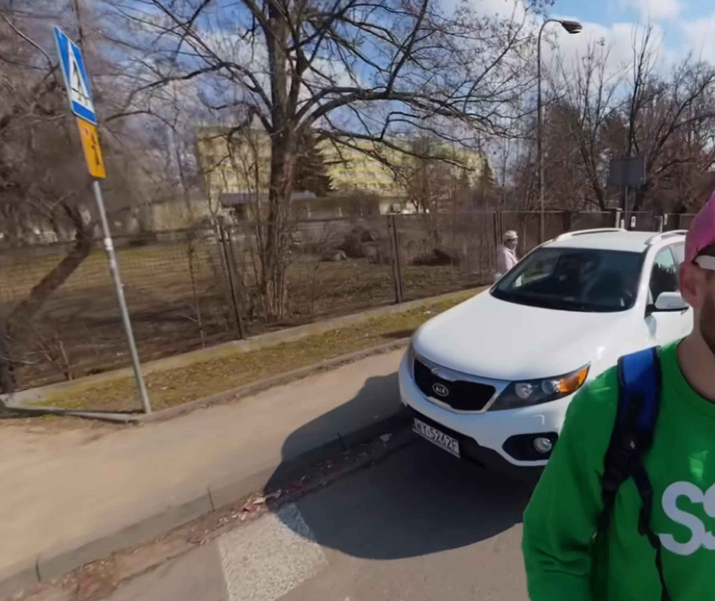 kobiety nie obchodzi ze zaslania widocznosc na dzieci przechodzace przez przejscie innym kierowca