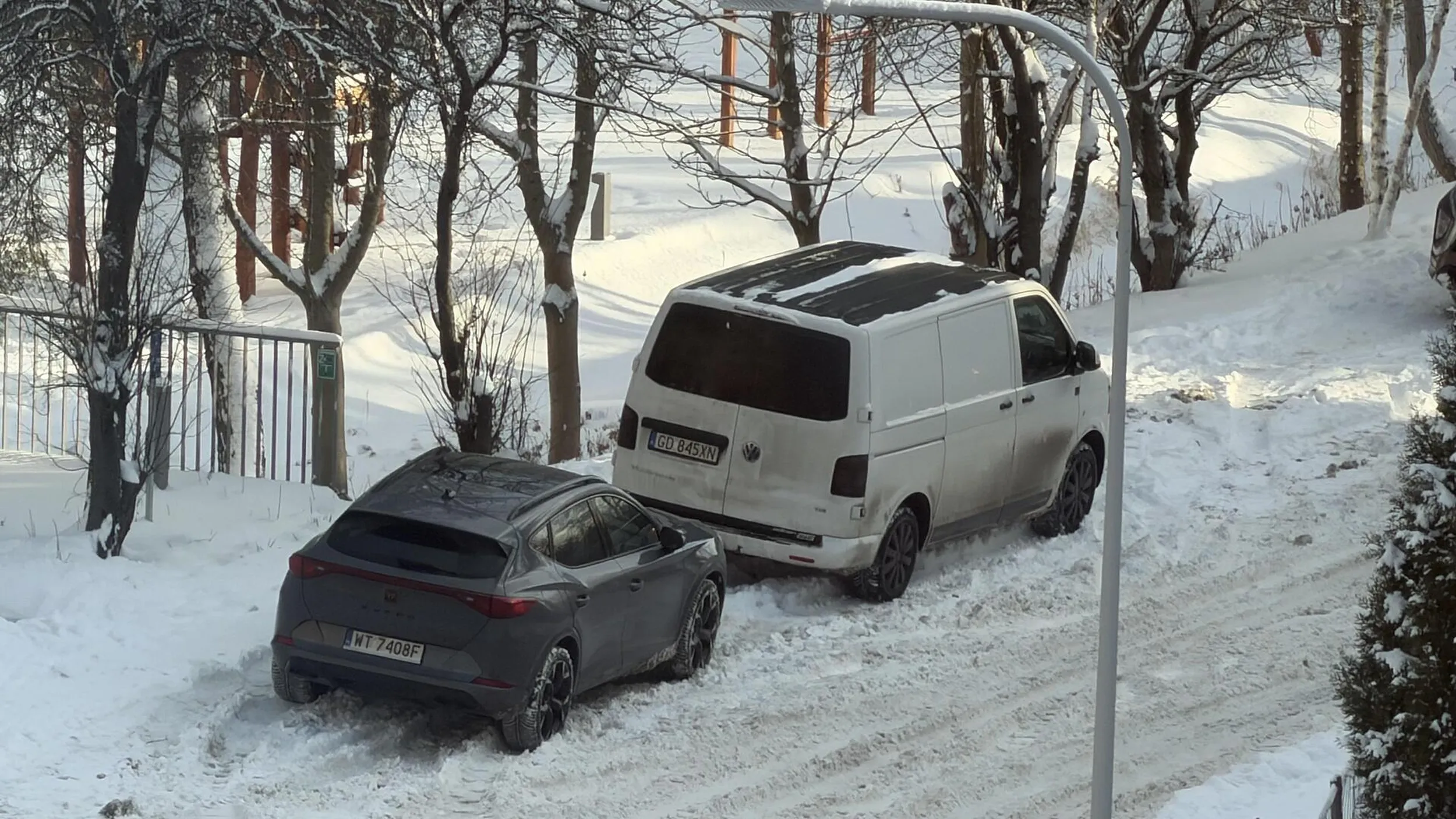 Parkowanie w wąskiej uliczce na zakazie zatrzymywania się. Nieładnie.