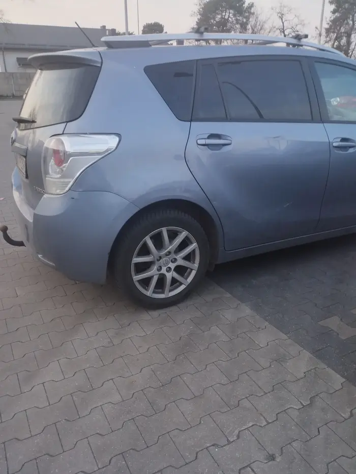 Masakra. Za sam sposób parkowania powinni odbierać uprawnienia do prowadzenia auta. Nie jest to niebezpieczne ale jest ŻENUJĄCE i świadczy o braku jakichkolwiek umiejętnosci parkowania po stronie kierowcy.