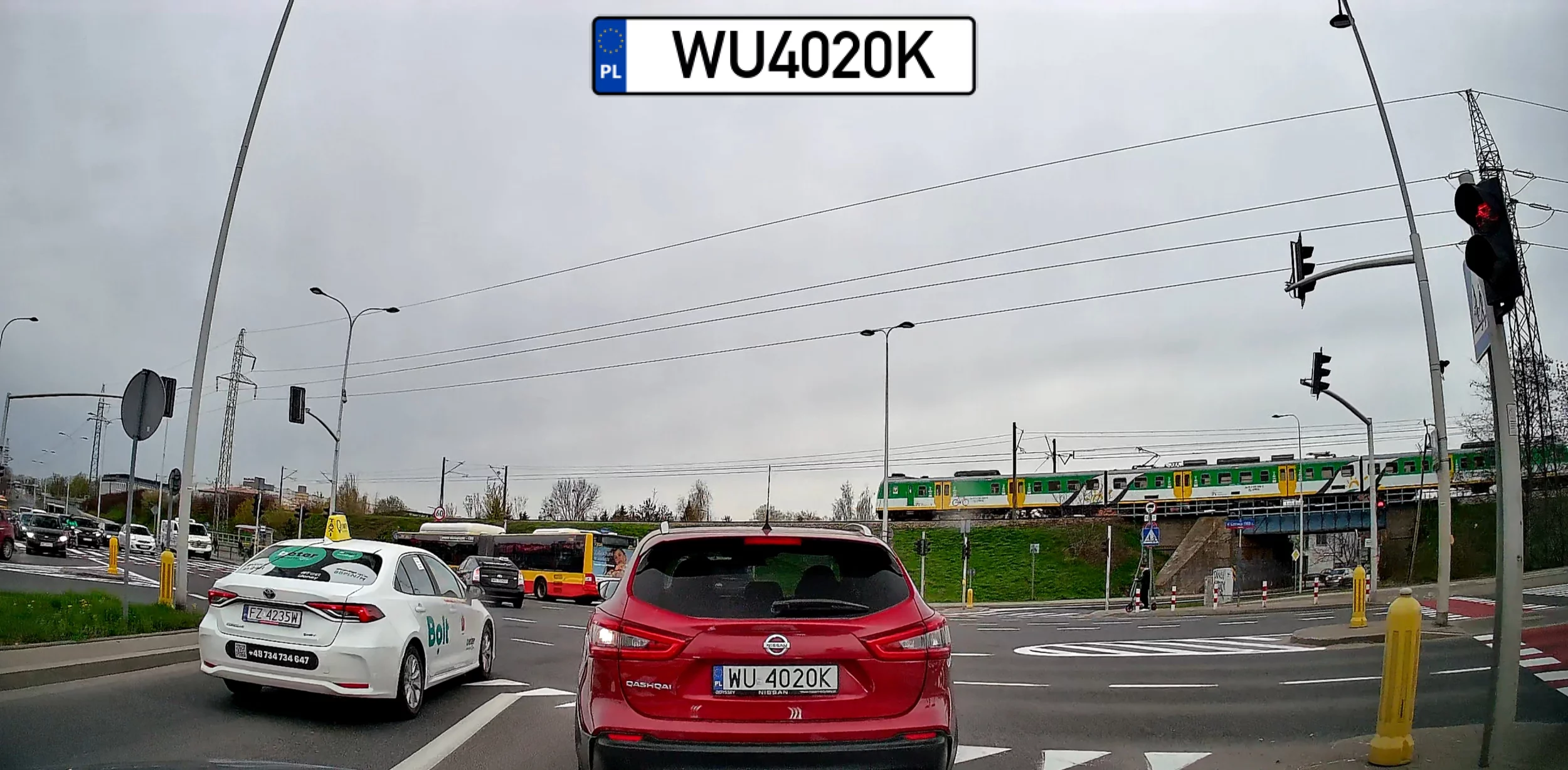 Blondi z Toyoty WH4960F skręca w lewo z pasa na wprost, a Nissan WU4020K bezmyślnie za nią. Chamstwo i blokada skrzyżowania.