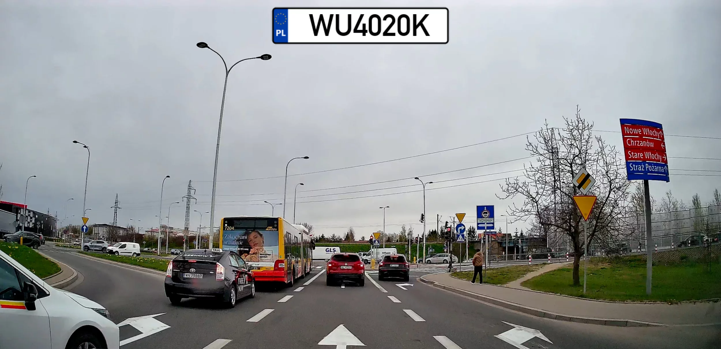 Blondi z Toyoty WH4960F skręca w lewo z pasa na wprost, a Nissan WU4020K bezmyślnie za nią. Chamstwo i blokada skrzyżowania.