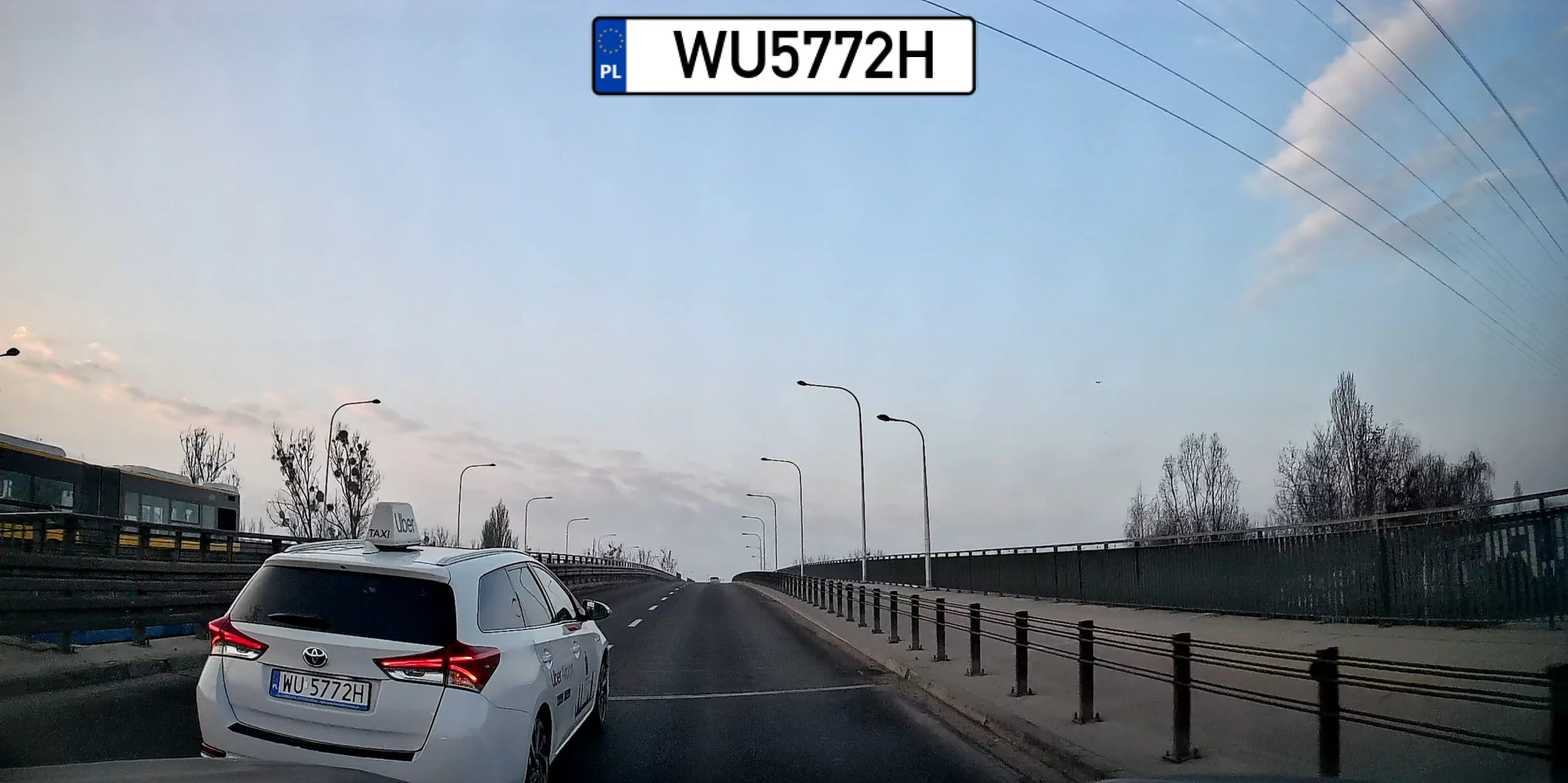 Kierowca taxi spycha z drogi, zajeżdża i hamuje. Lusterka dla ozdoby!!