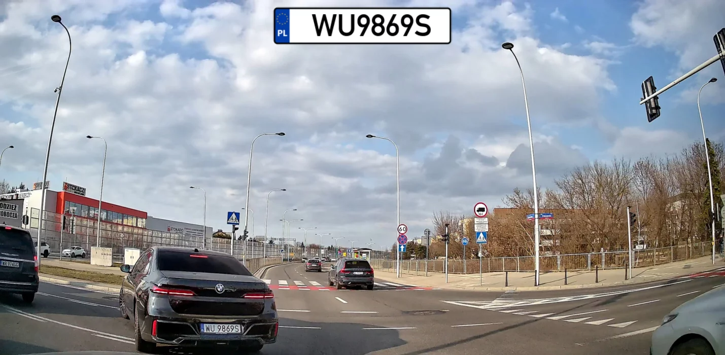 Na BMW jest, a na kierunkowskazy nie starczyło. Hamuje bez ostrzeżenia bo zaczyna manewr skrętu.