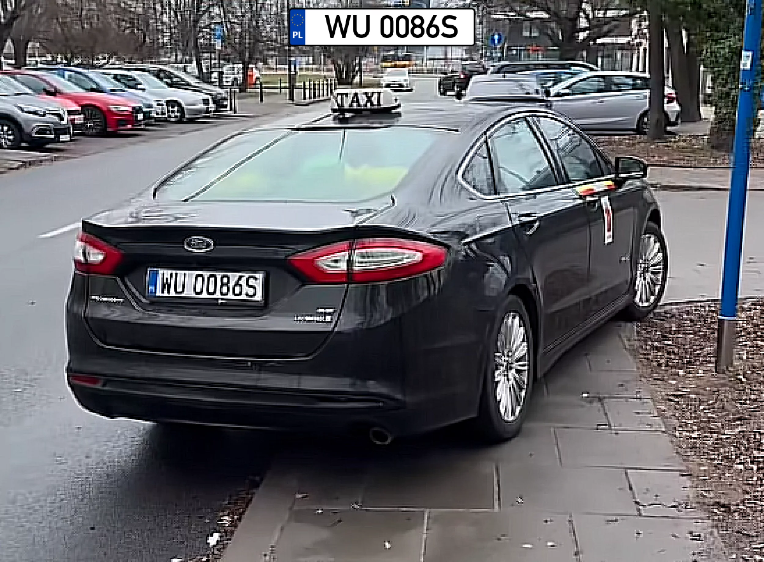 Mistrz parkowania w Warszawie: taksówkarz nie mógł się zdecydować czy zaparkować na chodniku, czy na ulicy - więc wybrał o