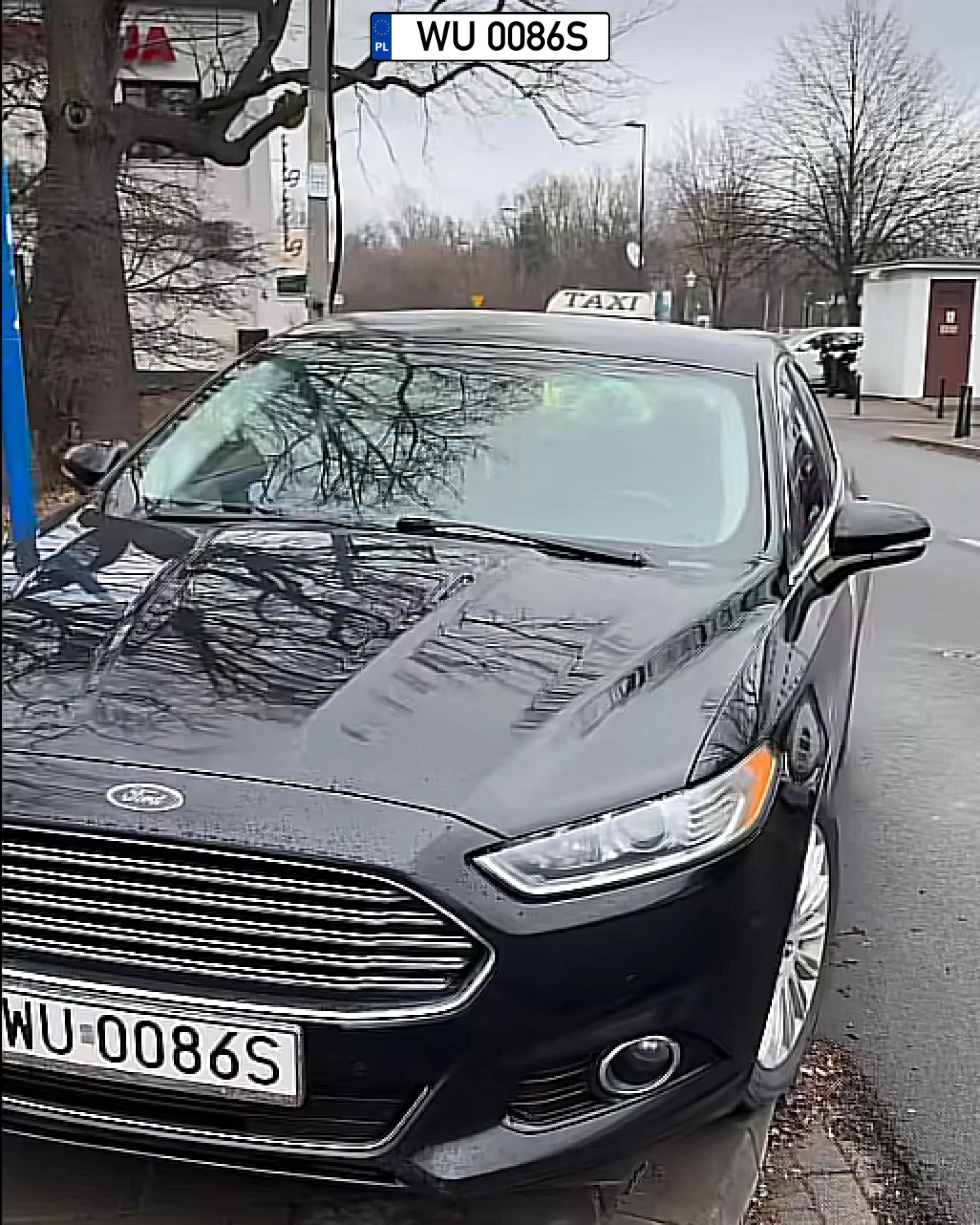 Mistrz parkowania w Warszawie: taksówkarz nie mógł się zdecydować czy zaparkować na chodniku, czy na ulicy - więc wybrał o