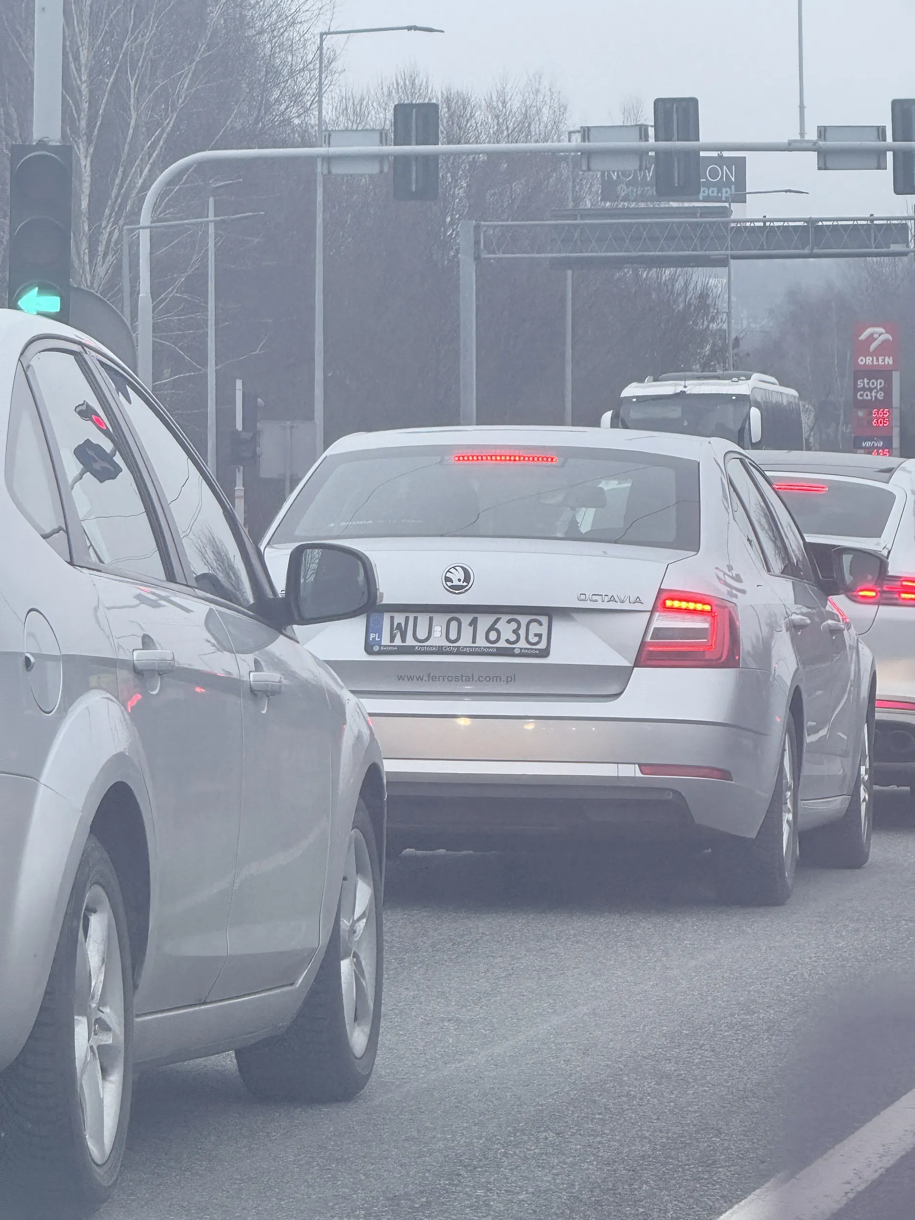 Pan wymusza pierwszeństwo, jest bezczelny - w dodatku jedzie z dzieckiem - szok jaki brak odpowiedzialności