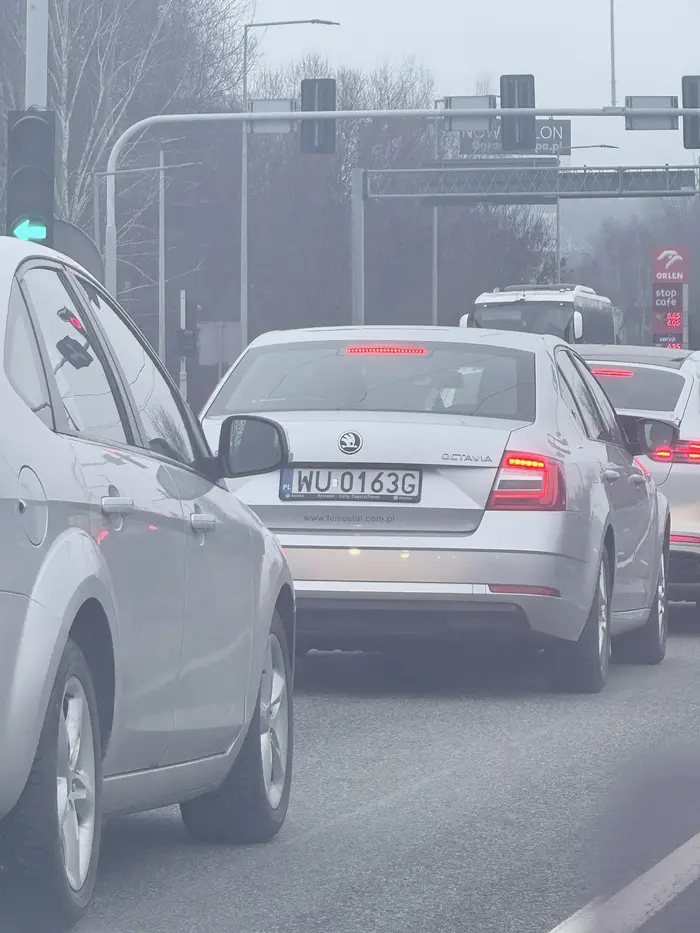 Pan wymusza pierwszeństwo, jest bezczelny - w dodatku jedzie z dzieckiem - szok jaki brak odpowiedzialności