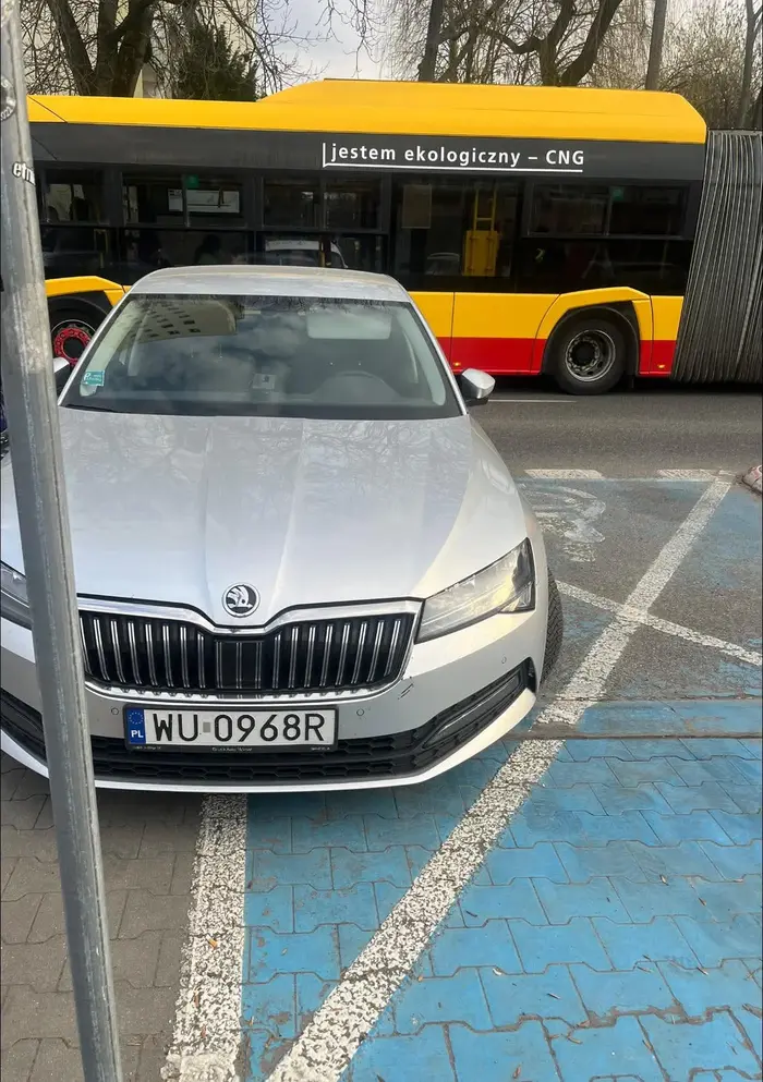 Groźby i zastraszanie usłyszane od osoby która uniemożliwiła mi zaparkowanie auta. Blokowała mi możliwość zajęcia miejsca stojąc i ,,rezerwując” miejsce dla kolegi po czym kierowca Skody zaparkował tak jak widać na zdjęciu i wyszedł z auta uniemożliwiając mi wjazd na miejsce parkingowe obok. Sprawa jest zgłoszona i pozdrawiam pana który mówił że mnie znajdzie i wpier….. - wszystko jest nagrane i przekazane do odpowiednich służb ?