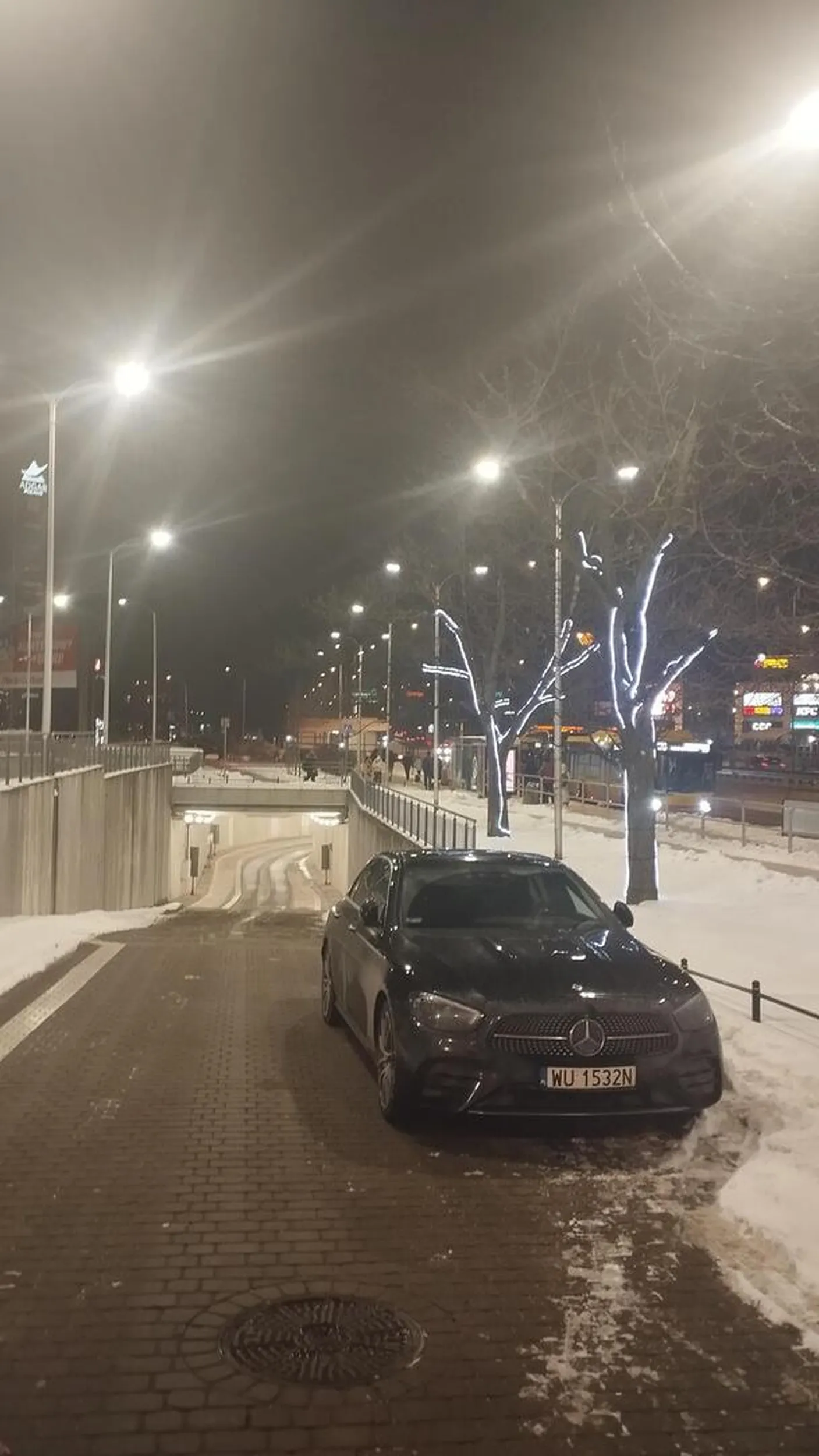 Mental samochodziarza na najwyższym poziomie, po co stawać na parkingu wybudowanym przy galerii dosłownie po to, żeby na nim parkować, skoro można stanąć na wyjeździe z niego blokując ruch i zasłaniając przejście dla pieszych.