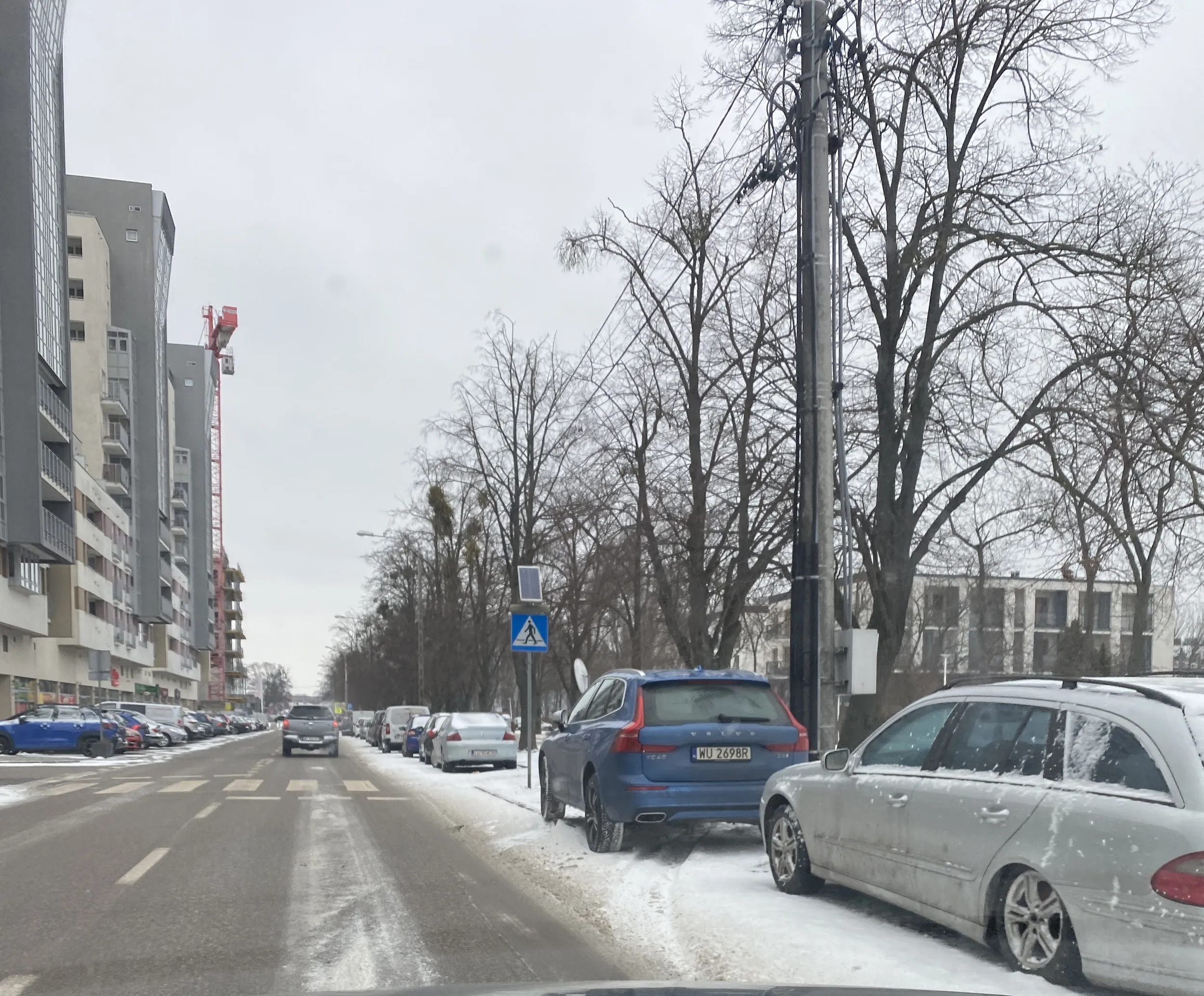 Parówa niszczy trawnik i zasłania przejście dla pieszych bo balasowi się nie chce miejsca szukać (w chwili robienia zdjecia było ich 9 na całej odleglosci Staszica, z czego 4 przy Staszica 3 bliżej ronda)