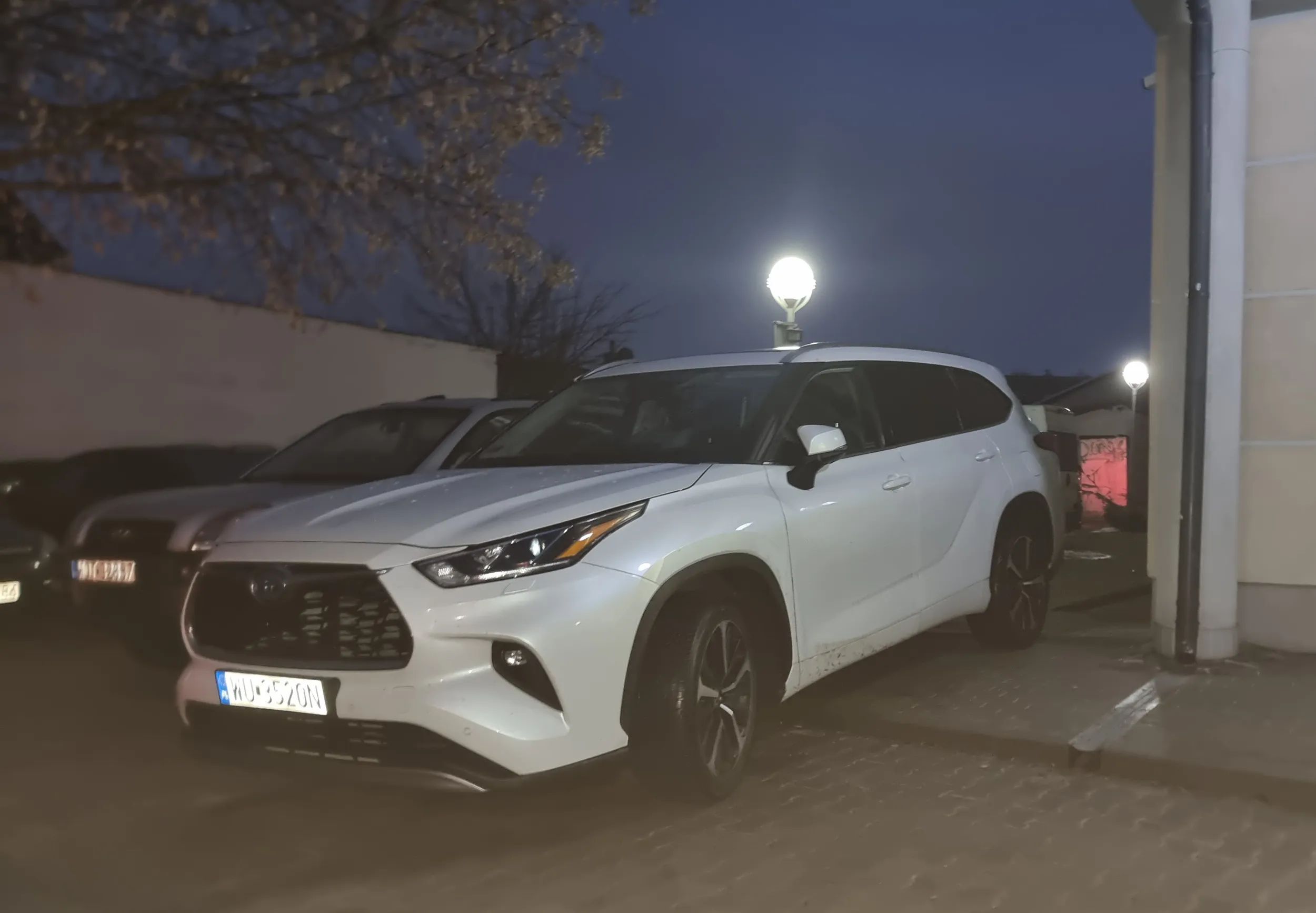 Co trzeba mieć w głowie żeby rozjeżdżać chodnik gdy dookoła sa wolne miejsca parkingowe? Gamoń