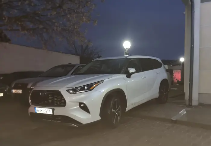 Co trzeba mieć w głowie żeby rozjeżdżać chodnik gdy dookoła sa wolne miejsca parkingowe? Gamoń