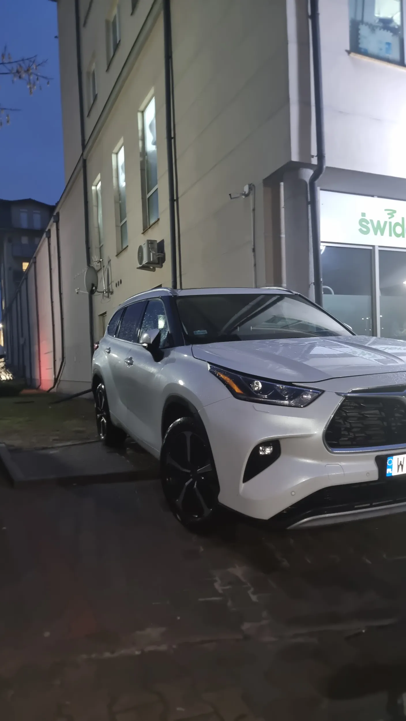 Co trzeba mieć w głowie żeby rozjeżdżać chodnik gdy dookoła sa wolne miejsca parkingowe? Gamoń