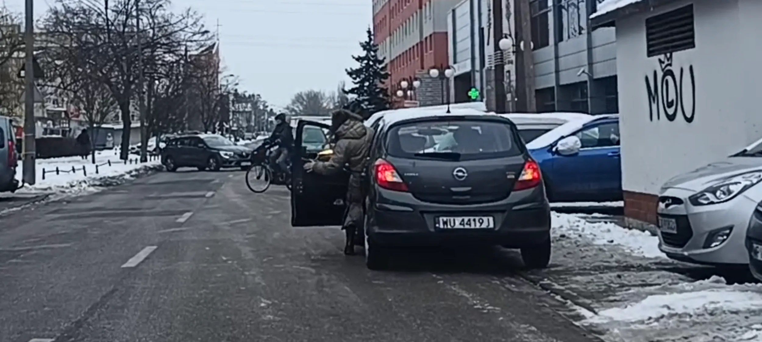 Pato kierująca parkuje na ulicy i tamuje ruchu.