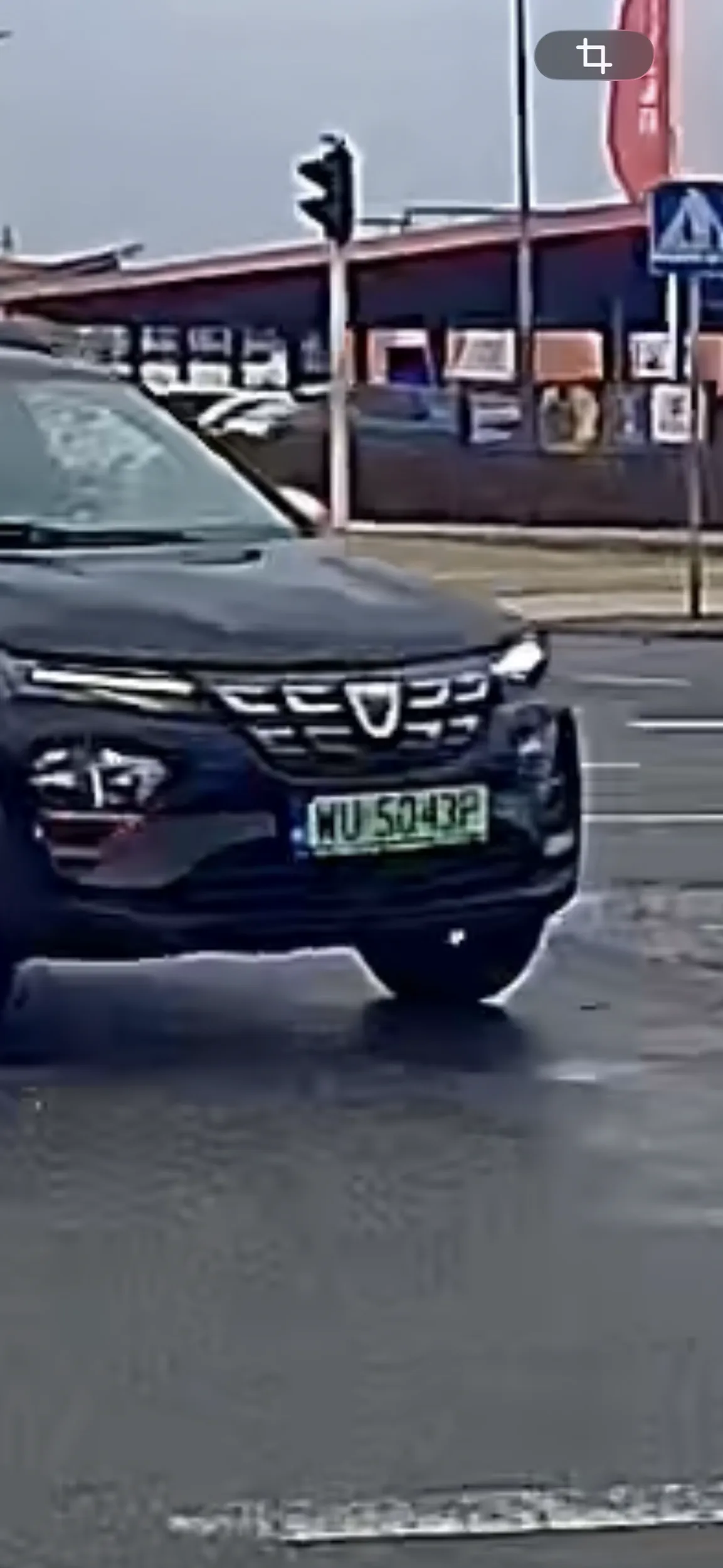 Kretyn w pseudo elektryku wymusza pierszeństwo a następnie pokazuje obraźliwe gest