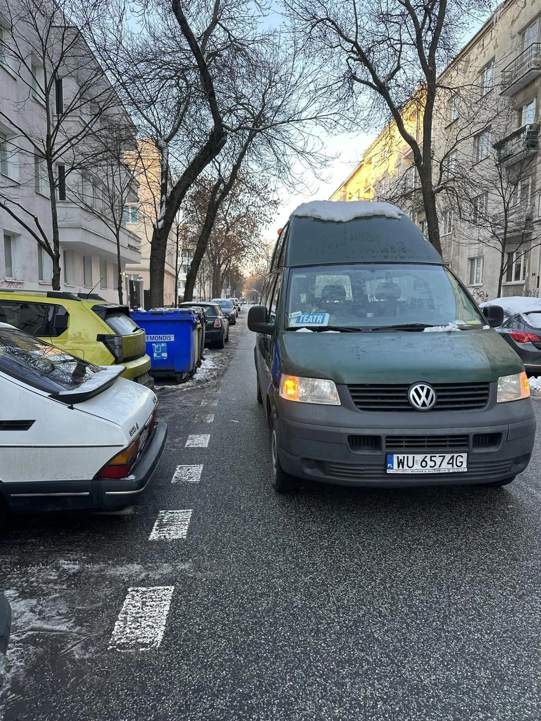 pan zastawił mi samochód na ulicy na awaryjnych i po 10 minutach przyszedł i z uśmiechem na twarzy odpowiedział na moje zdanie “proszę pana tak nie można ja się spieszę do pracy” powiedział że “ chyba ewidentnie można skoro to zrobił “ pan na samochodzie miał plakietkę teatr ale kultury to mu już zabrakło