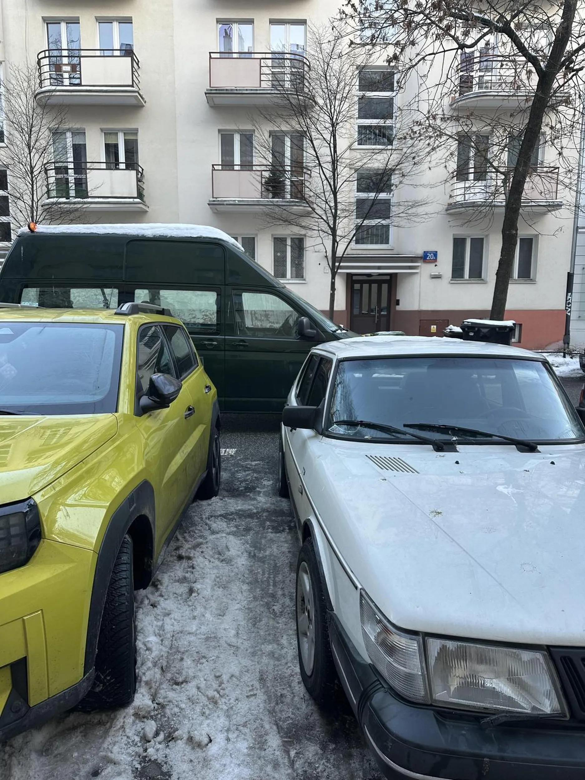 pan zastawił mi samochód na ulicy na awaryjnych i po 10 minutach przyszedł i z uśmiechem na twarzy odpowiedział na moje zdanie “proszę pana tak nie można ja się spieszę do pracy” powiedział że “ chyba ewidentnie można skoro to zrobił “ pan na samochodzie miał plakietkę teatr ale kultury to mu już zabrakło