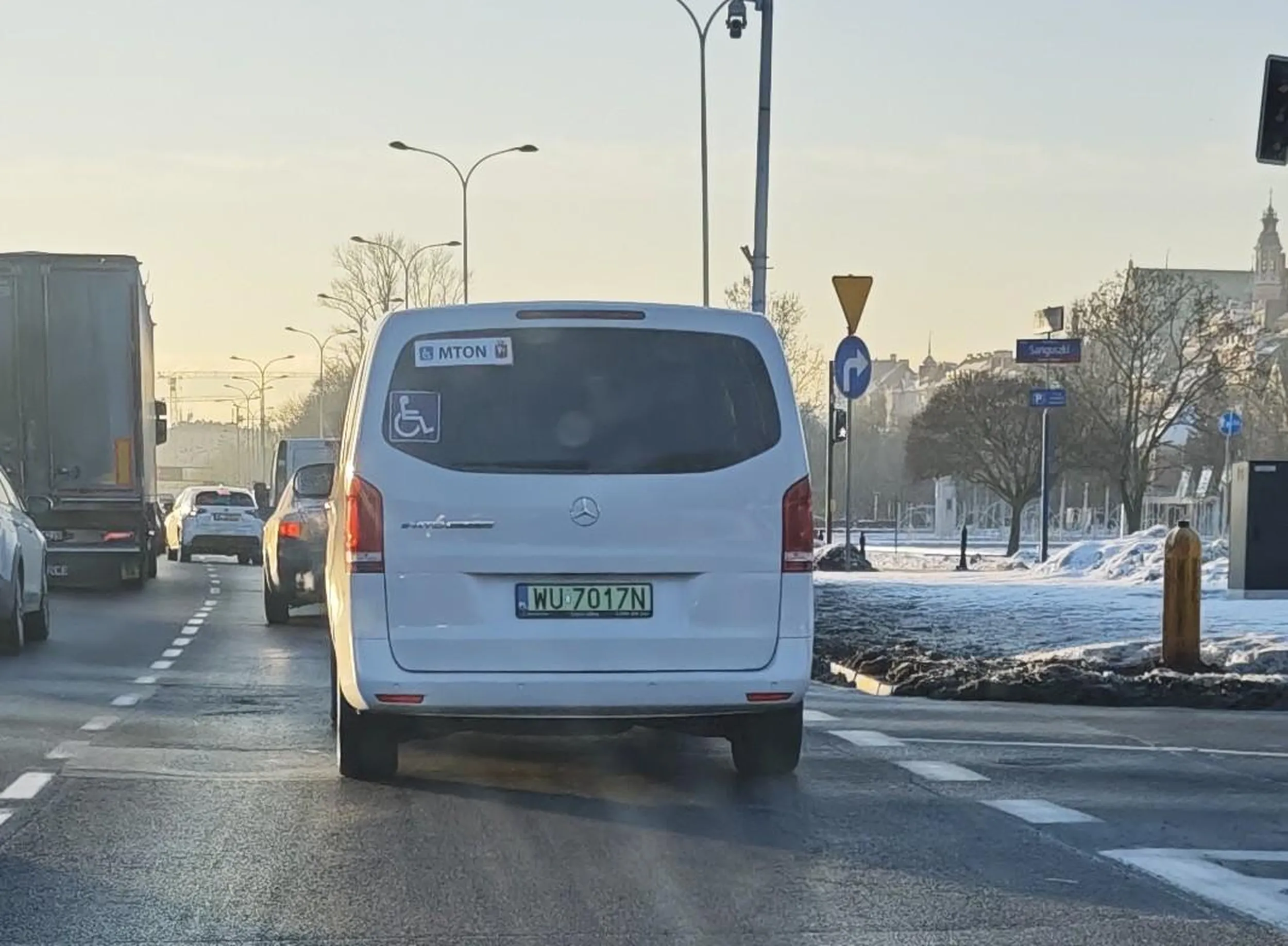 Żdne przepisy go nie obowiązują - ograniczenia prędkości, linie ciągłe,  włącza się przy użyciu kierunkowskazu pierwszeństwa . Film wysłałem policji.