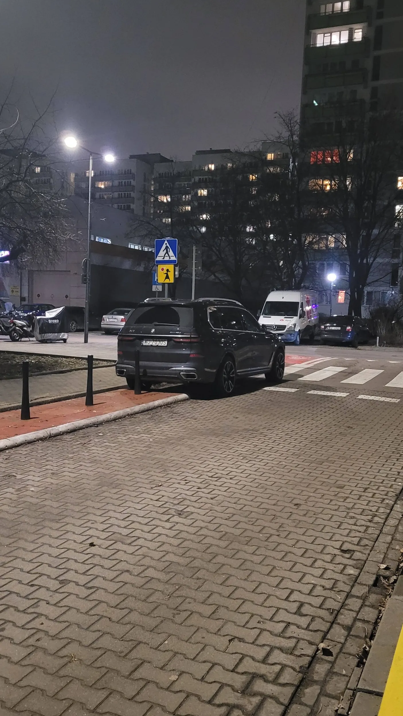 Parkowanie na ścieżce rowerowej, pasach i w obrębie skrzyżowania. Polecam kierowcę.